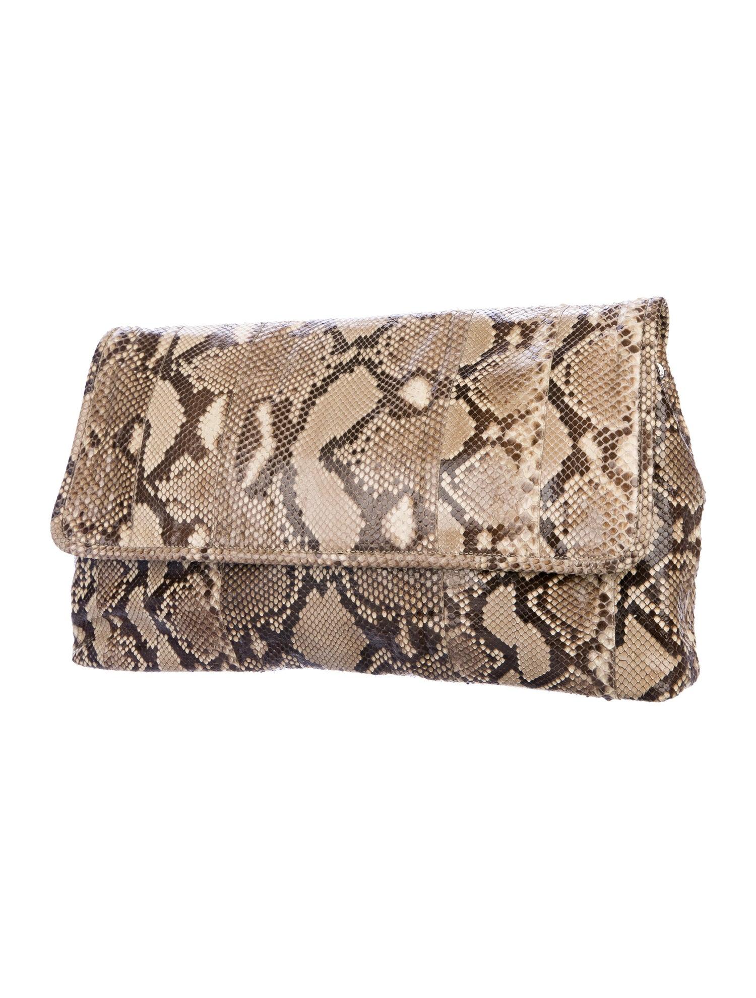 
Snakeskin
Silver tone hardware
Leather lining
Magnetic closure
Made in Italy
Measures 17