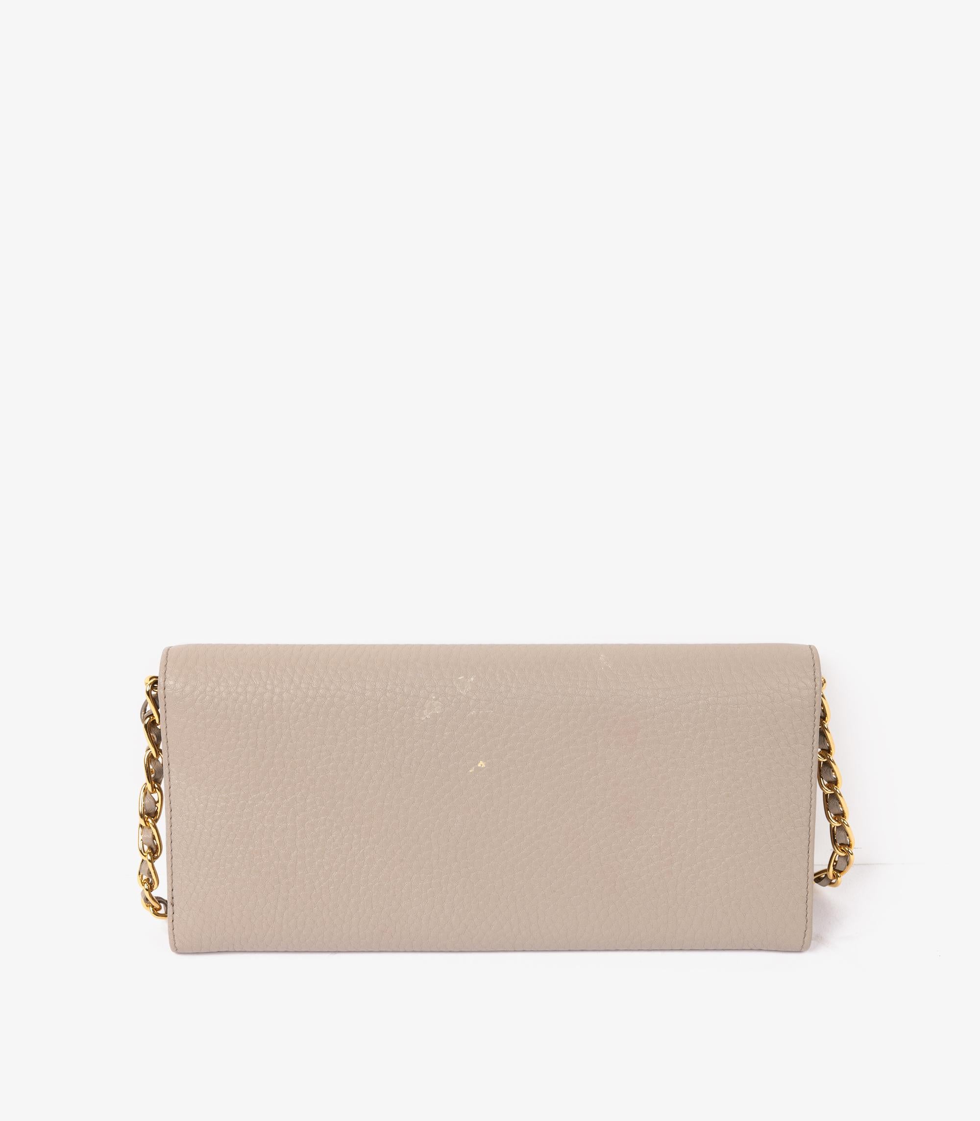 Cartera con cadena en piel Pomice Vitello Grano Prada Topo

Detalles del producto
Xupes Ref: CB1265
Marca: Prada
Model No: Cartera con cadena
Tipo: Hombro, Crossbody
Número de serie: 290
Edad: 2016
PVP: 1.010
Acompañado de: Correa de hombro