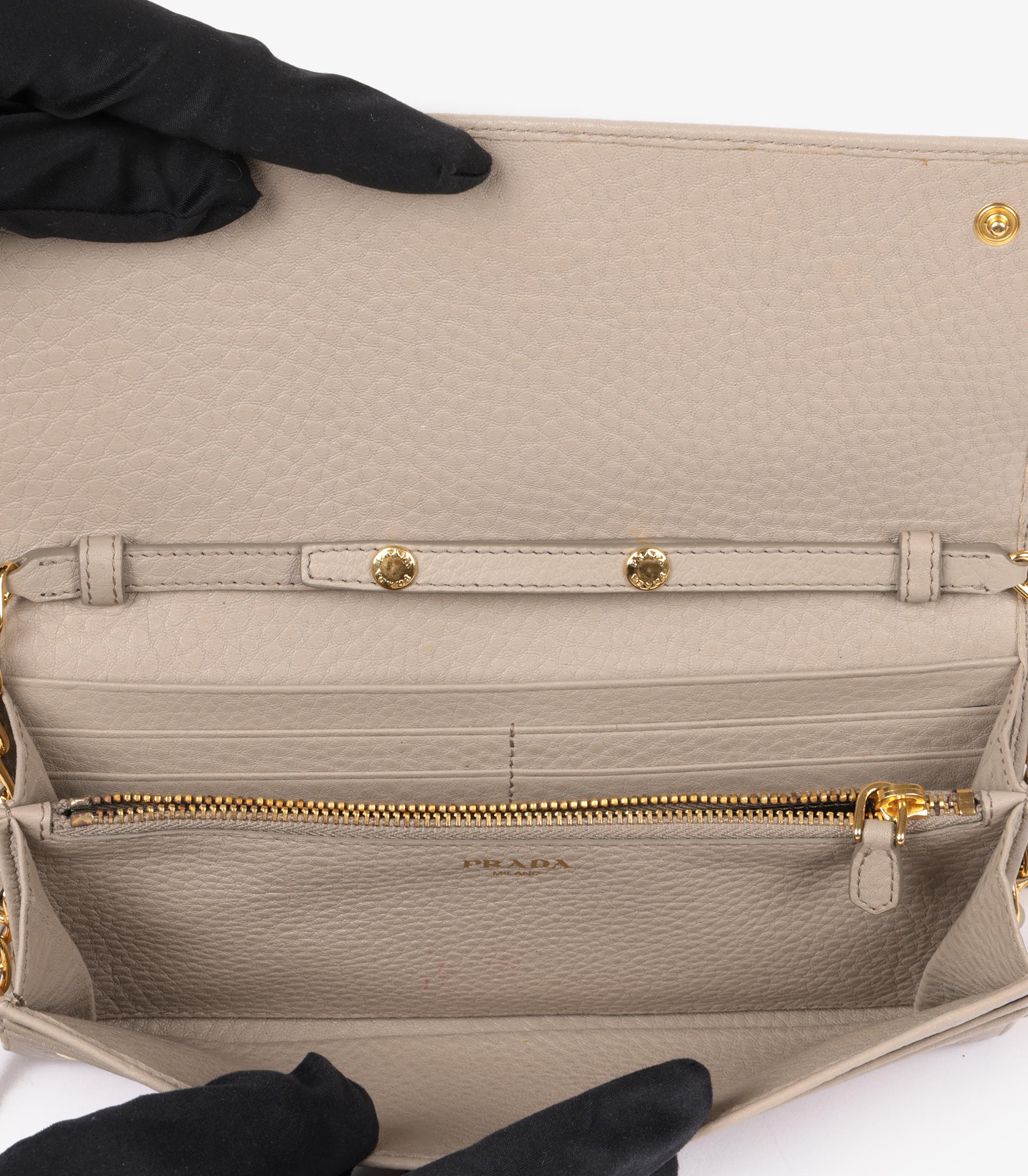 Cartera con cadena en piel Pomice Vitello Grano Prada Topo en Excelente Estado en Bishop's Stortford, Hertfordshire