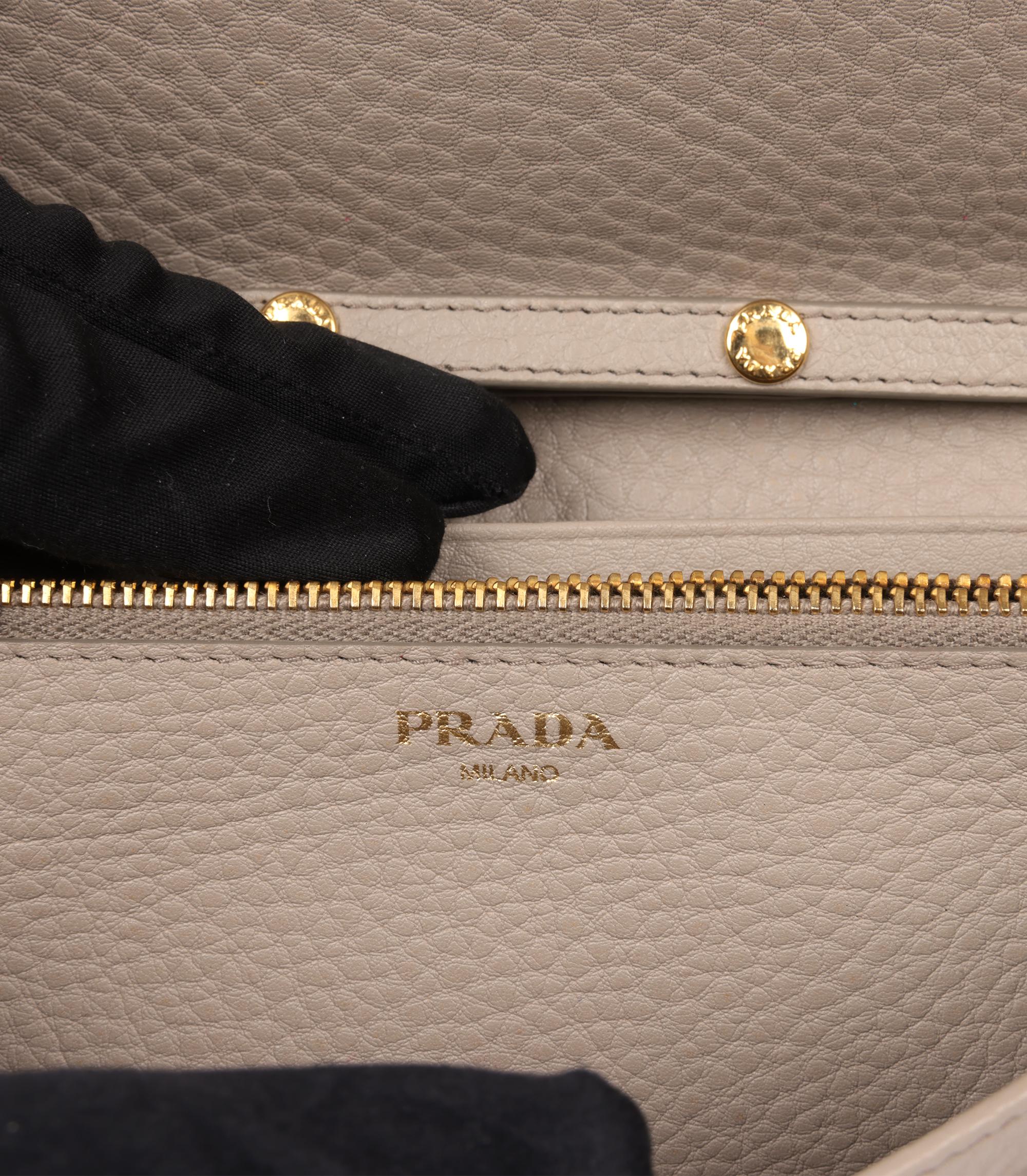 Femenino o masculino Cartera con cadena en piel Pomice Vitello Grano Prada Topo