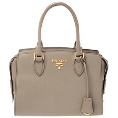 Prada Borsa a Mano Umhängetasche aus Leder in Taupe aus Saffiano-Leder