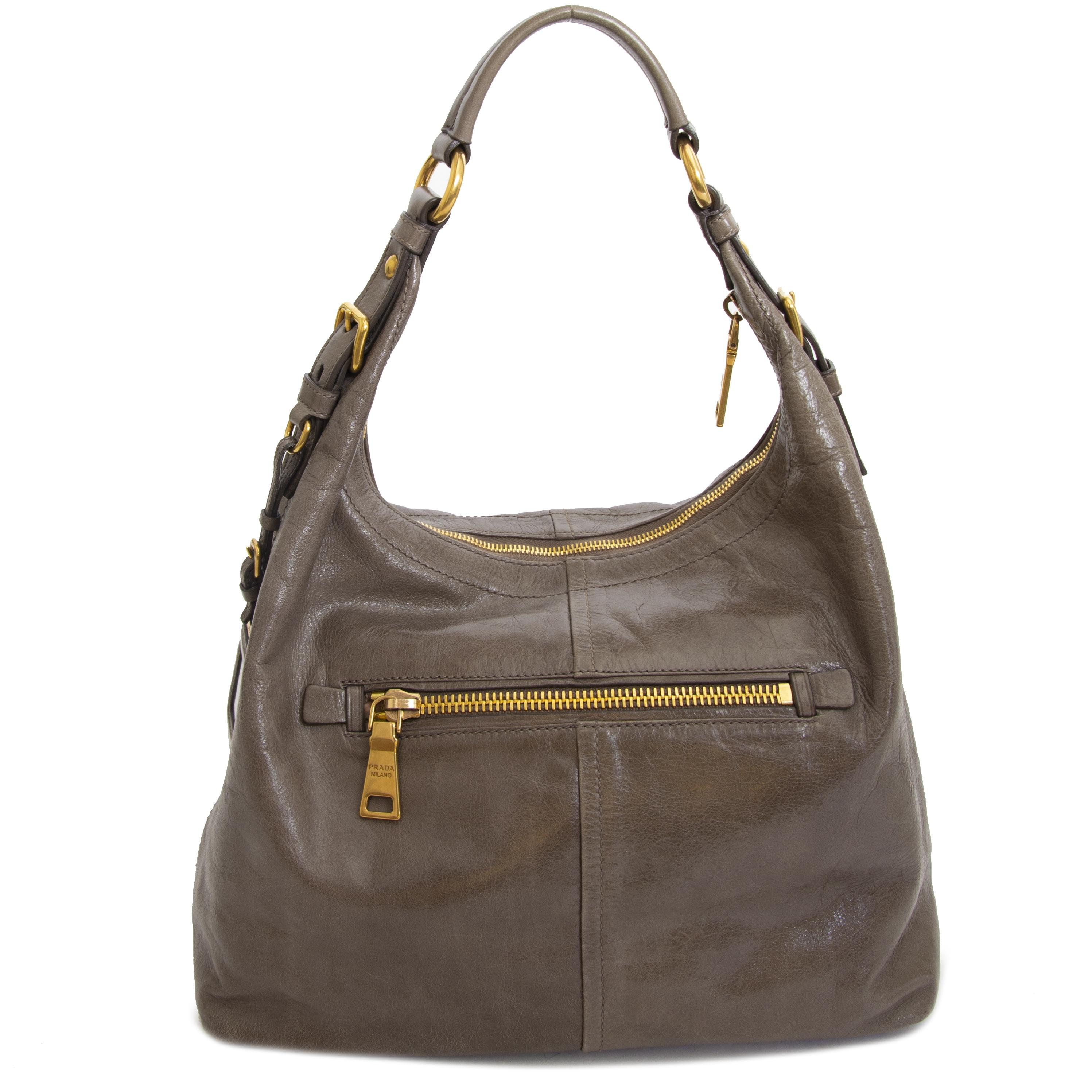 Very good condition

Prada Taupe Shoulder Bag

This beautiful Prada bag is crafted in taupe leather and features gold-toned hardware.
The bag has a zipper pocket in the front and the back, and another pocket with push button in the front.
The main
