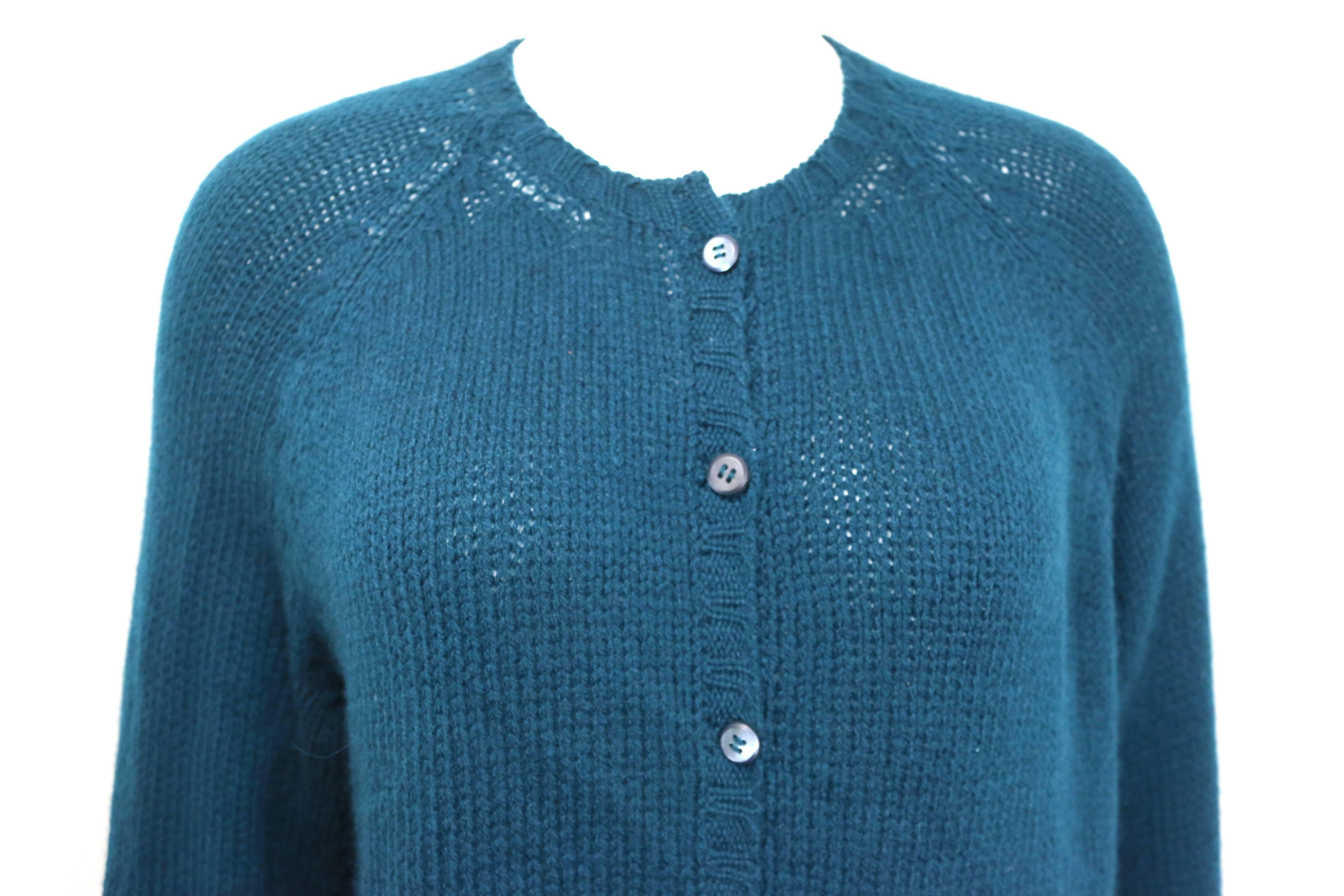 - Prada Kaschmir-Strickjacke in Grüntönen.  

- Knöpfe aus Perlmutt. 

- Größe 46. 

- 100% Kaschmir