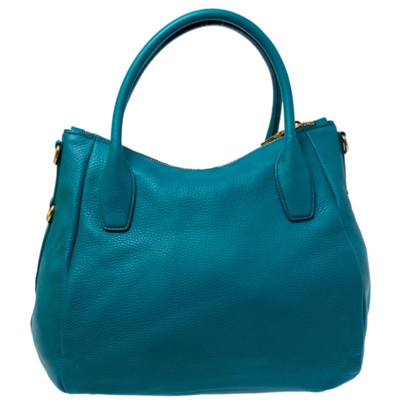 Complete your look with this impeccably designed hobo from Prada. It features double top handles, a detachable shoulder strap that can be adjusted to the desired length and gold-tone hardware. The bag has top-zip closure that opens to reveal a