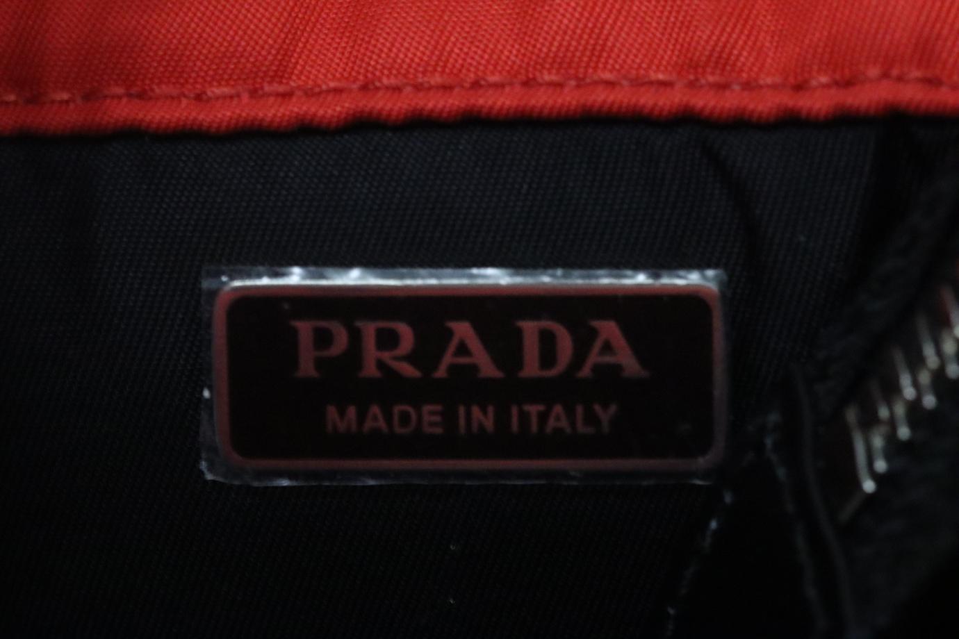 Prada Tessuto Cargo Tasche aus Nylon und Leder im Angebot 5