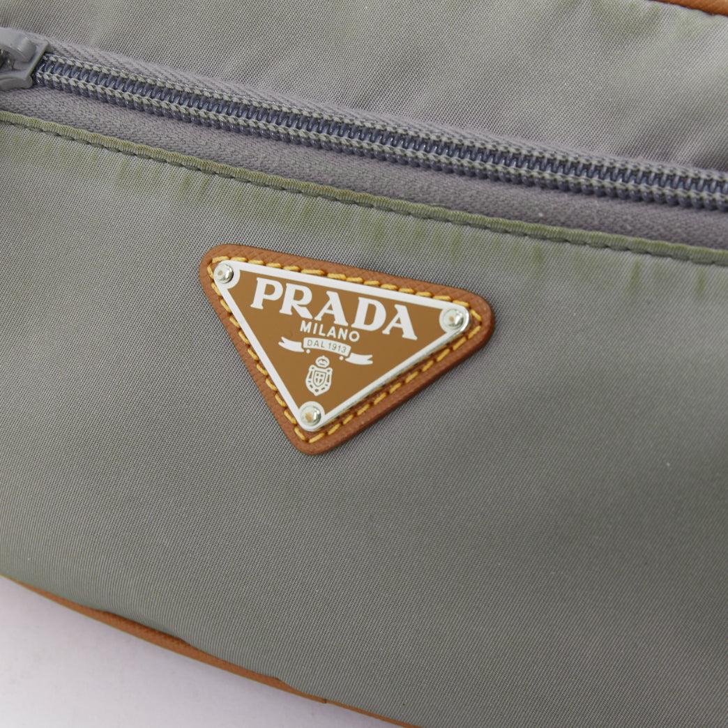 PRADA Sac à ceinture Tessuto Montagna en nylon gris et cuir marron avec logo Pour hommes en vente