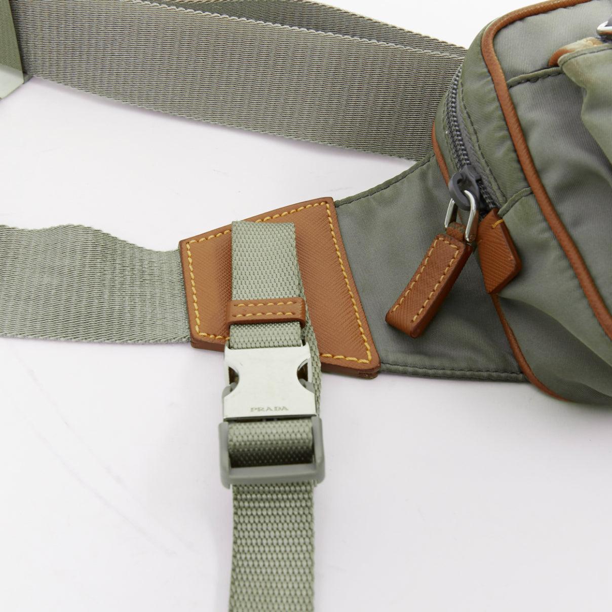 PRADA Sac à ceinture Tessuto Montagna en nylon gris et cuir marron avec logo en vente 1