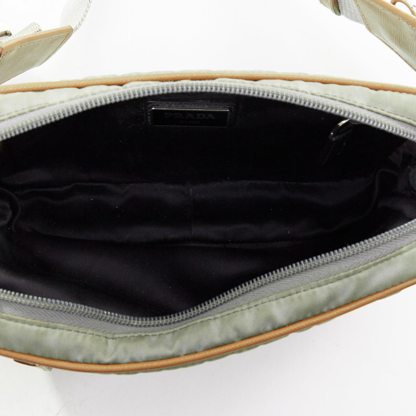 PRADA Sac à ceinture Tessuto Montagna en nylon gris et cuir marron avec logo en vente 2