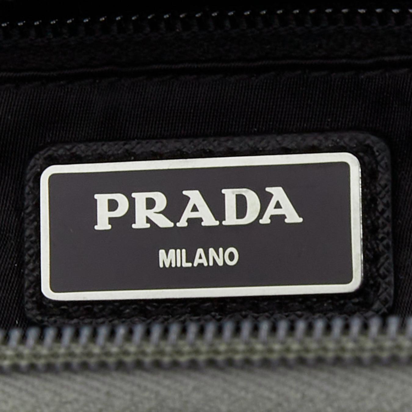 PRADA Sac à ceinture Tessuto Montagna en nylon gris et cuir marron avec logo en vente 3
