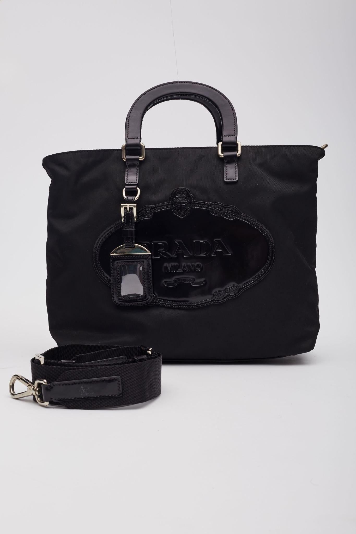 Prada Tessuto Nylon Black Logo Tote Bag In Good Condition For Sale In Montreal, Quebec