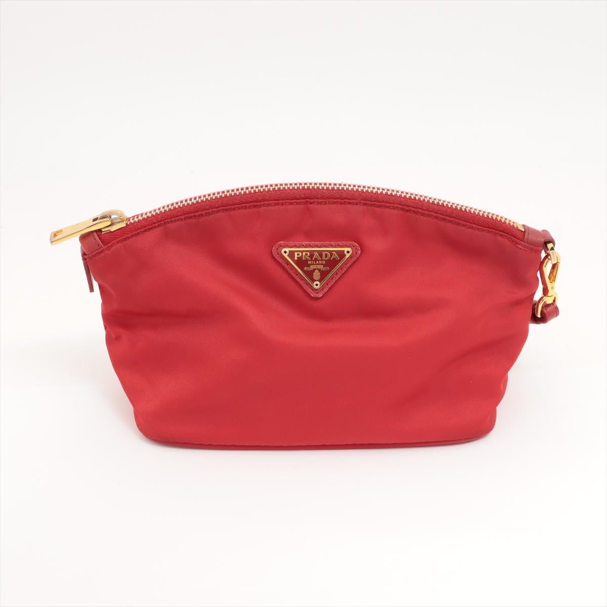 La pochette en nylon Prada Tessuto en rouge est un accessoire élégant et pratique fabriqué à partir du nylon durable caractéristique de la marque. Avec sa teinte rouge audacieuse, cette pochette à la fois légère et solide est parfaite pour ranger
