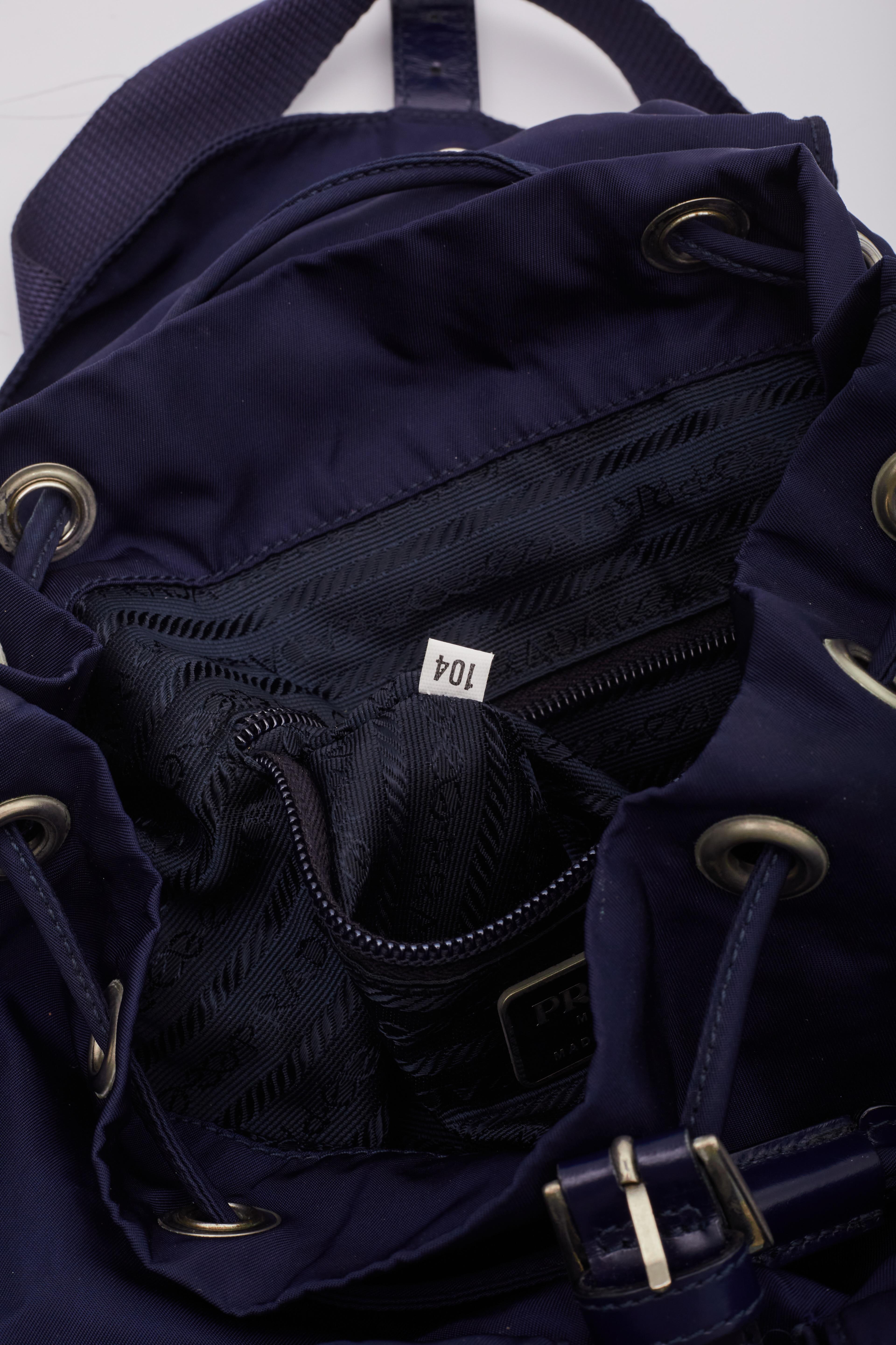 Sac à dos Prada Tessuto Vela en nylon bleu marine en vente 6