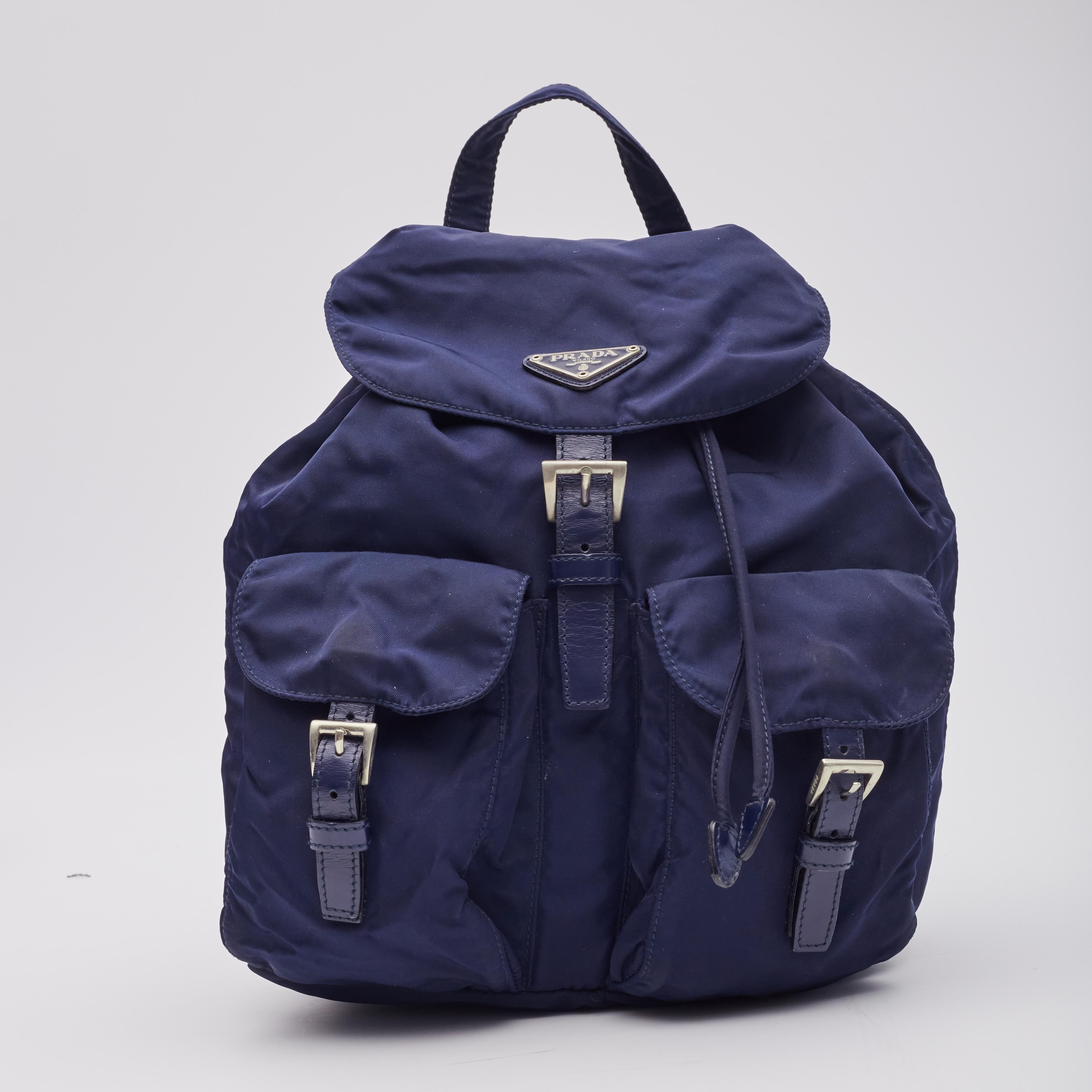 noir et bleu marine prada