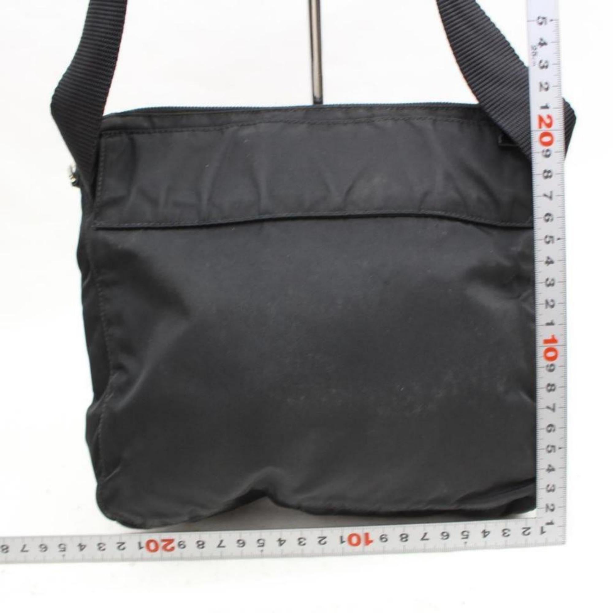 Prada Tessuto Pocket Messenger 869721 Black Nylon Shoulder Bag In Good Condition For Sale In Forest Hills, NY
