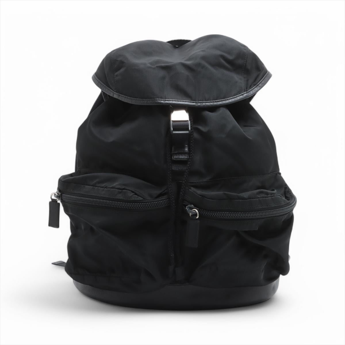 Le sac à dos à cordon de serrage en cuir nylon Tessuto Saffiano de Prada, en noir, est un mélange raffiné de fonctionnalité et de luxe. Fabriqué en nylon Tessuto résistant et rehaussé d'une bordure en cuir Saffiano, il est doté d'un cordon de
