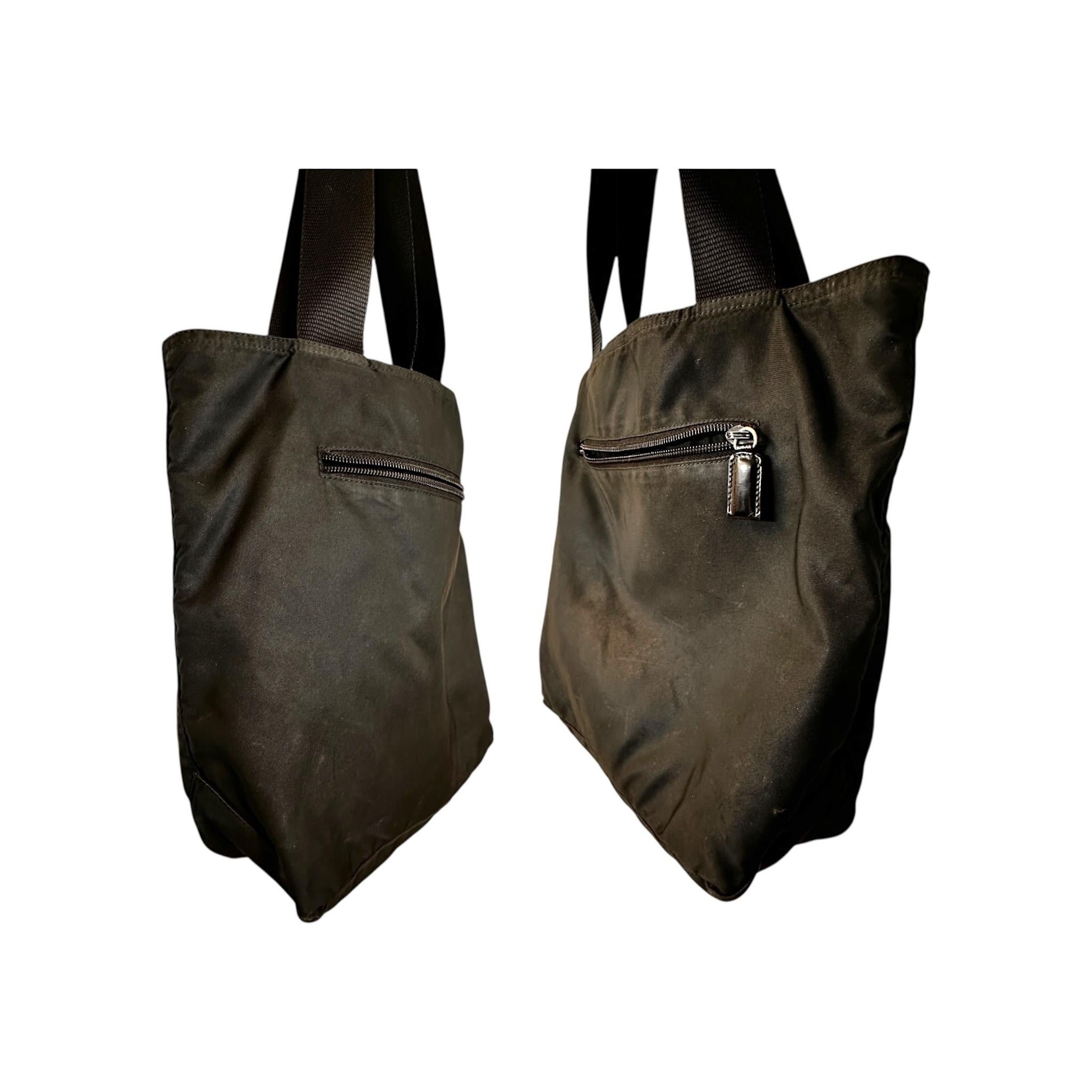 Prada - Fourre-tout en nylon à logo triangulaire Tessuto - Noir Unisexe en vente