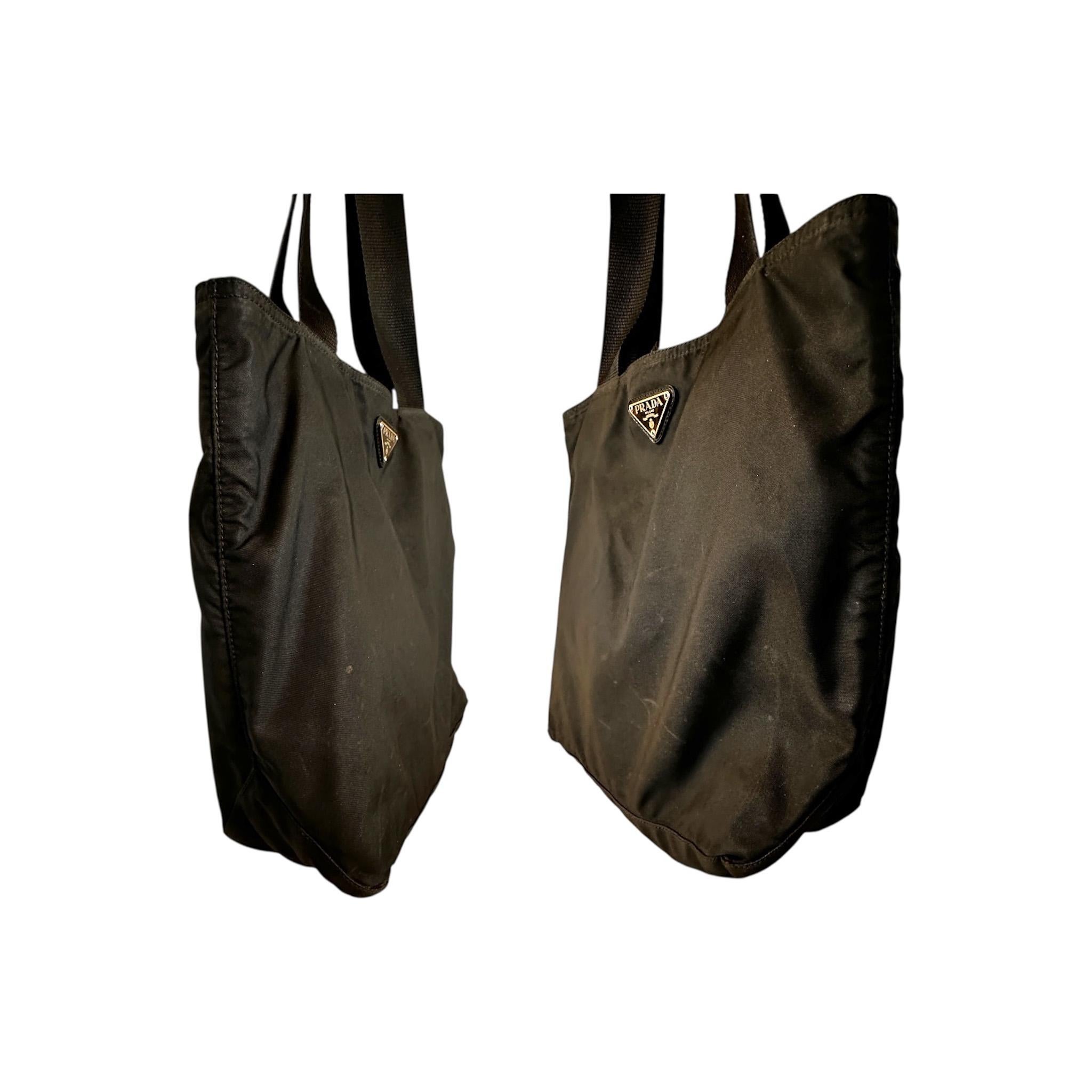 Prada - Fourre-tout en nylon à logo triangulaire Tessuto - Noir en vente 1