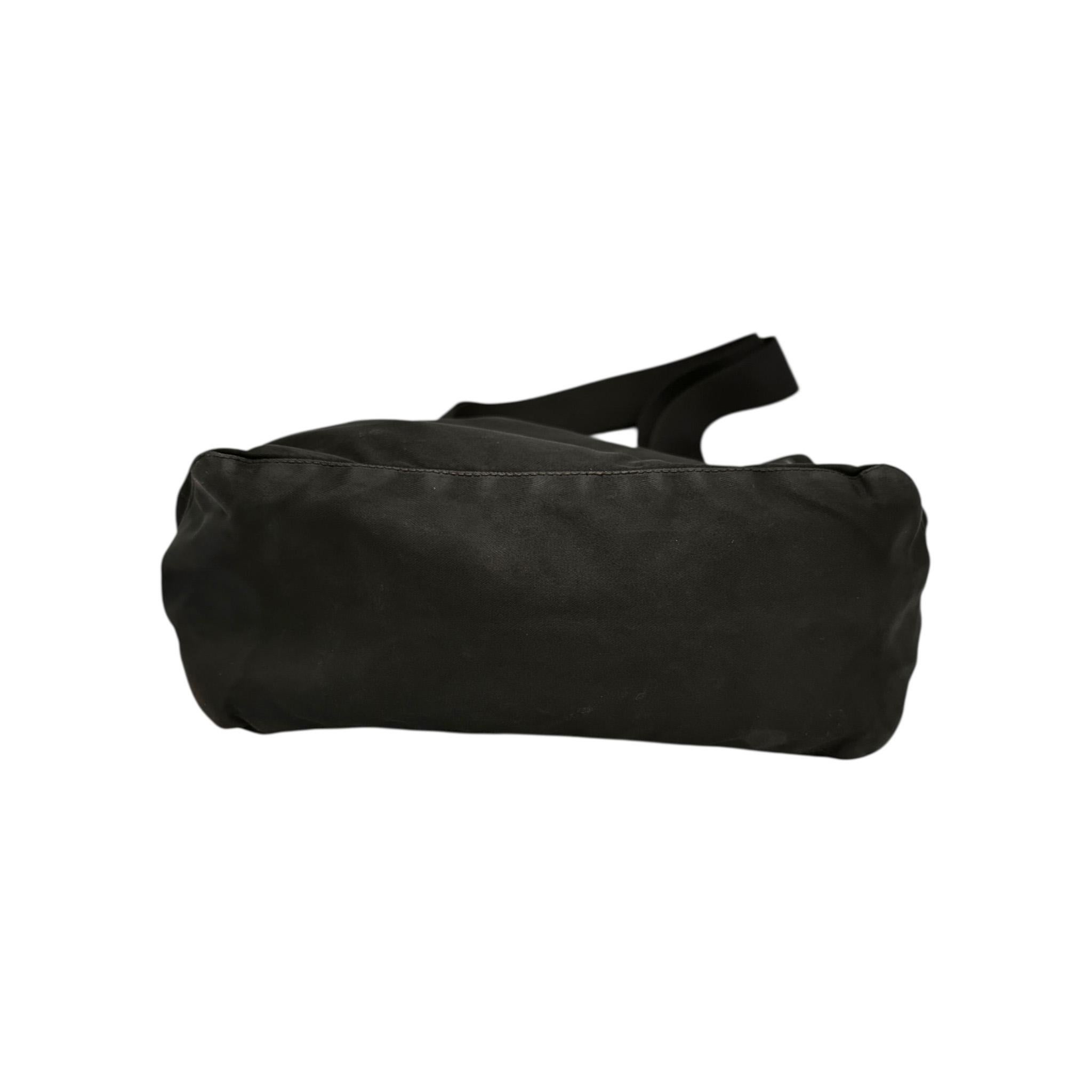 Prada - Fourre-tout en nylon à logo triangulaire Tessuto - Noir en vente 2