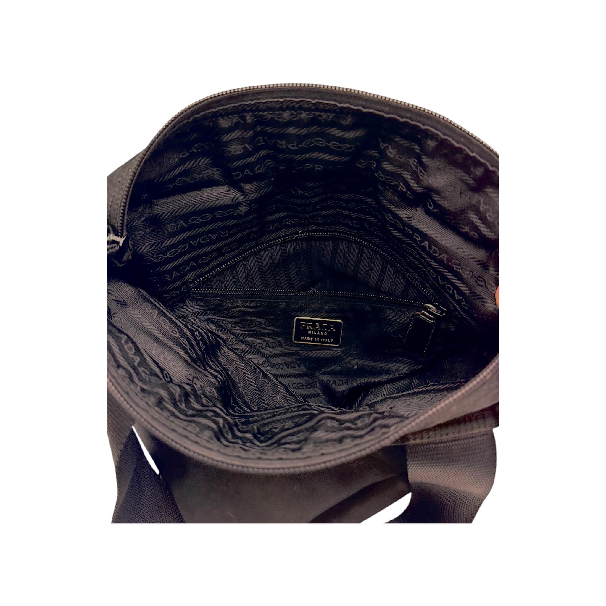 Prada - Fourre-tout en nylon à logo triangulaire Tessuto - Noir en vente 3