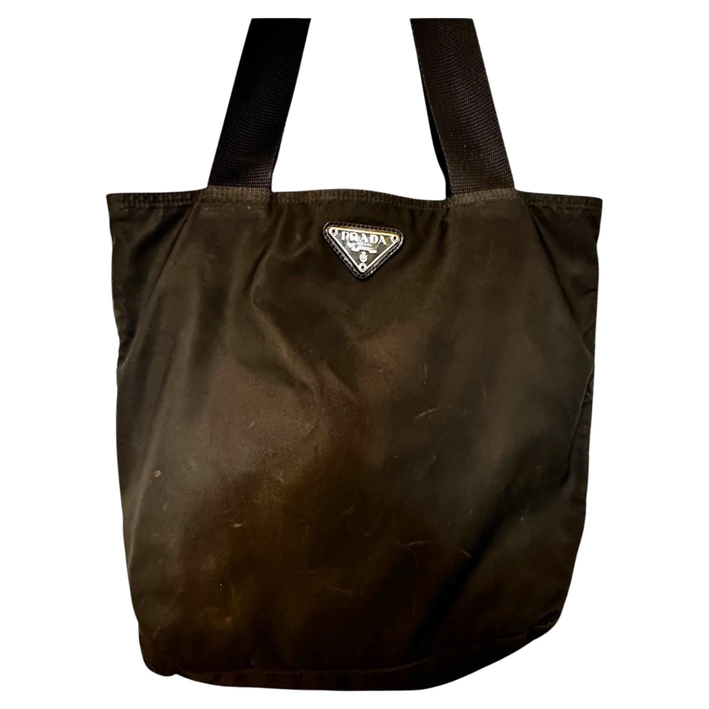 Prada - Fourre-tout en nylon à logo triangulaire Tessuto - Noir en vente