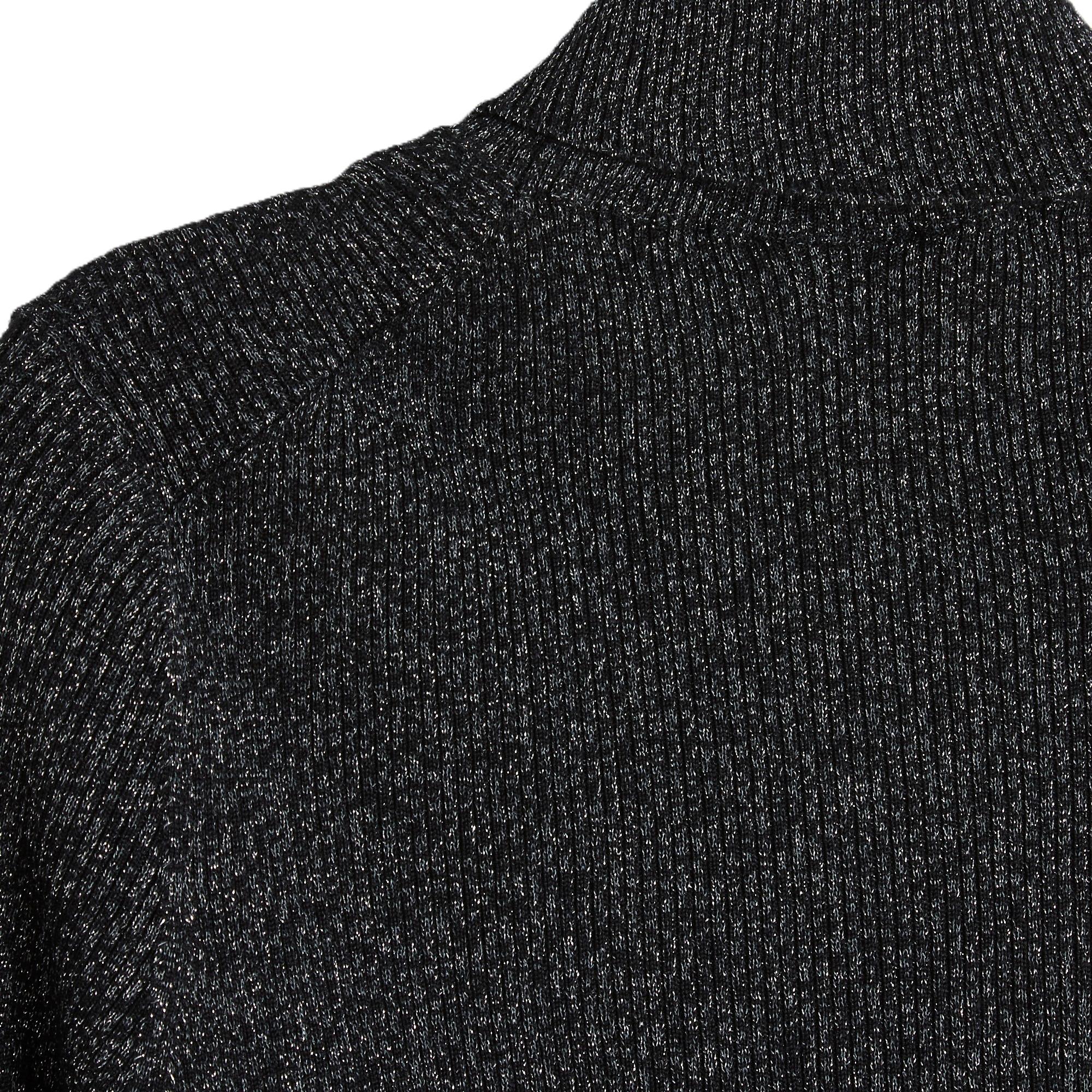 Prada Pullover im Sockenstich aus schwarz und silber melierter Metallic-Wolle und Seidengarn, Rollkragen, lange Ärmel. Größe 44IT oder 40FR (Maße ohne Dehnung des Netzes): Mitte 33 cm, Brust 35 cm, Länge 69 cm, Ärmel 61 cm. Der Pullover ist in