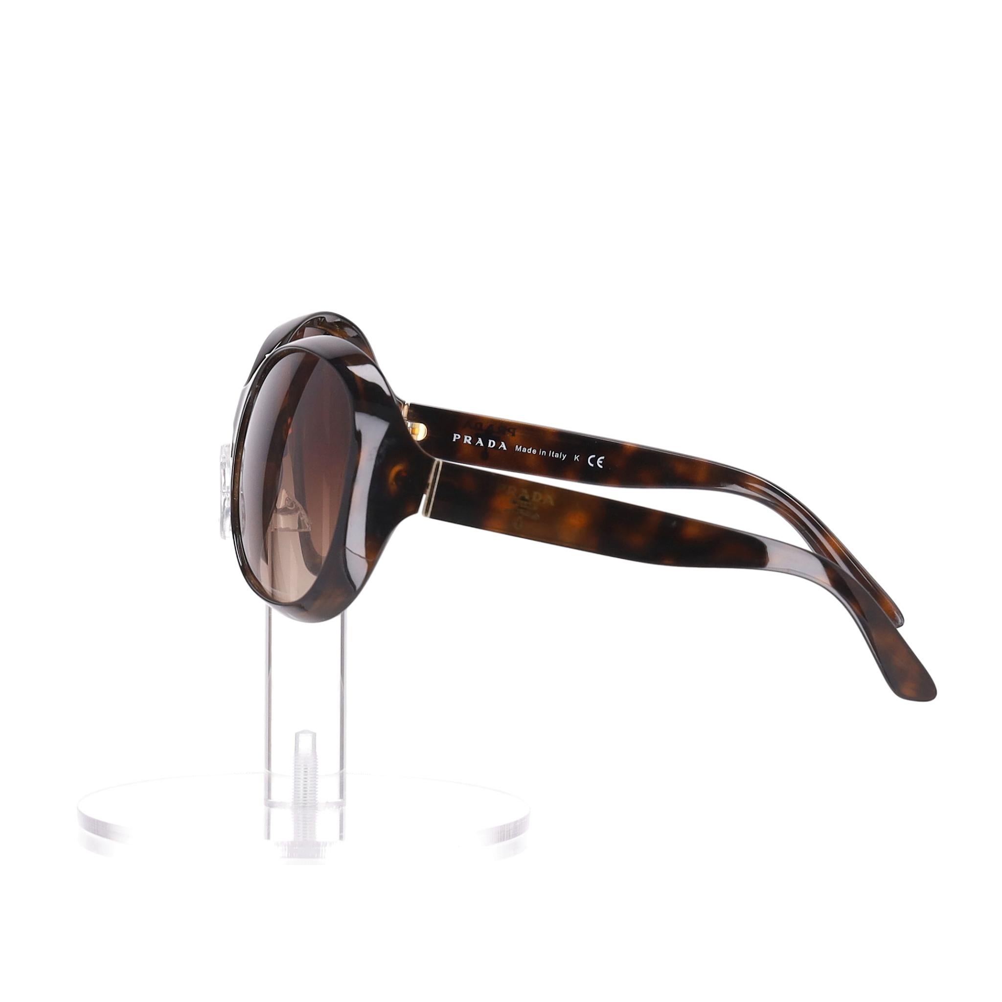 Lunettes de soleil papillon en écaille de Prada

Lunettes de soleil marron à monture papillon avec impression d'écailles de tortue.

Lentilles marron dégradées et larges branches avec impression du logo Prada.

Rrp Approx. £270

Taille -
