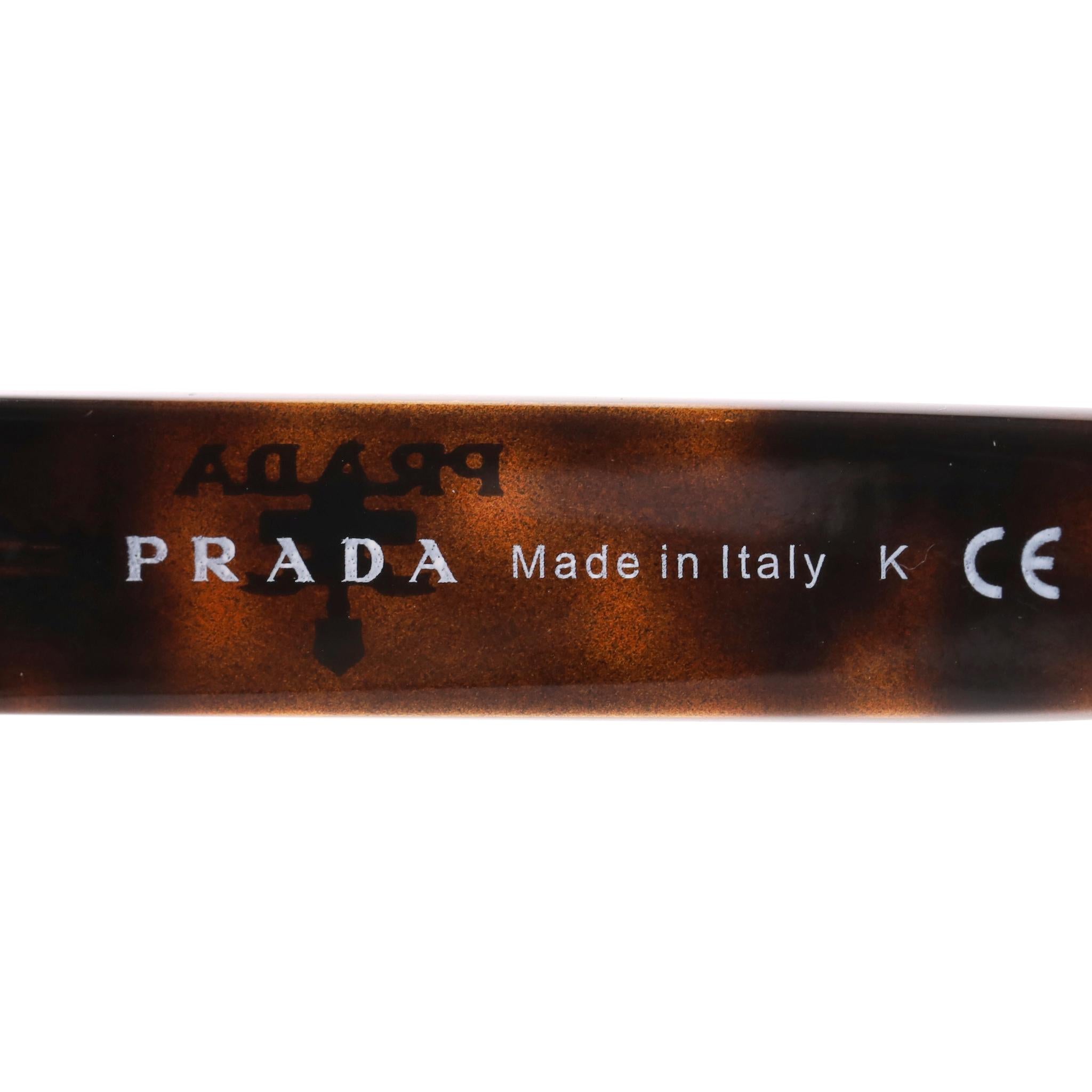 Lunettes de soleil papillon en écaille de Prada en vente 2