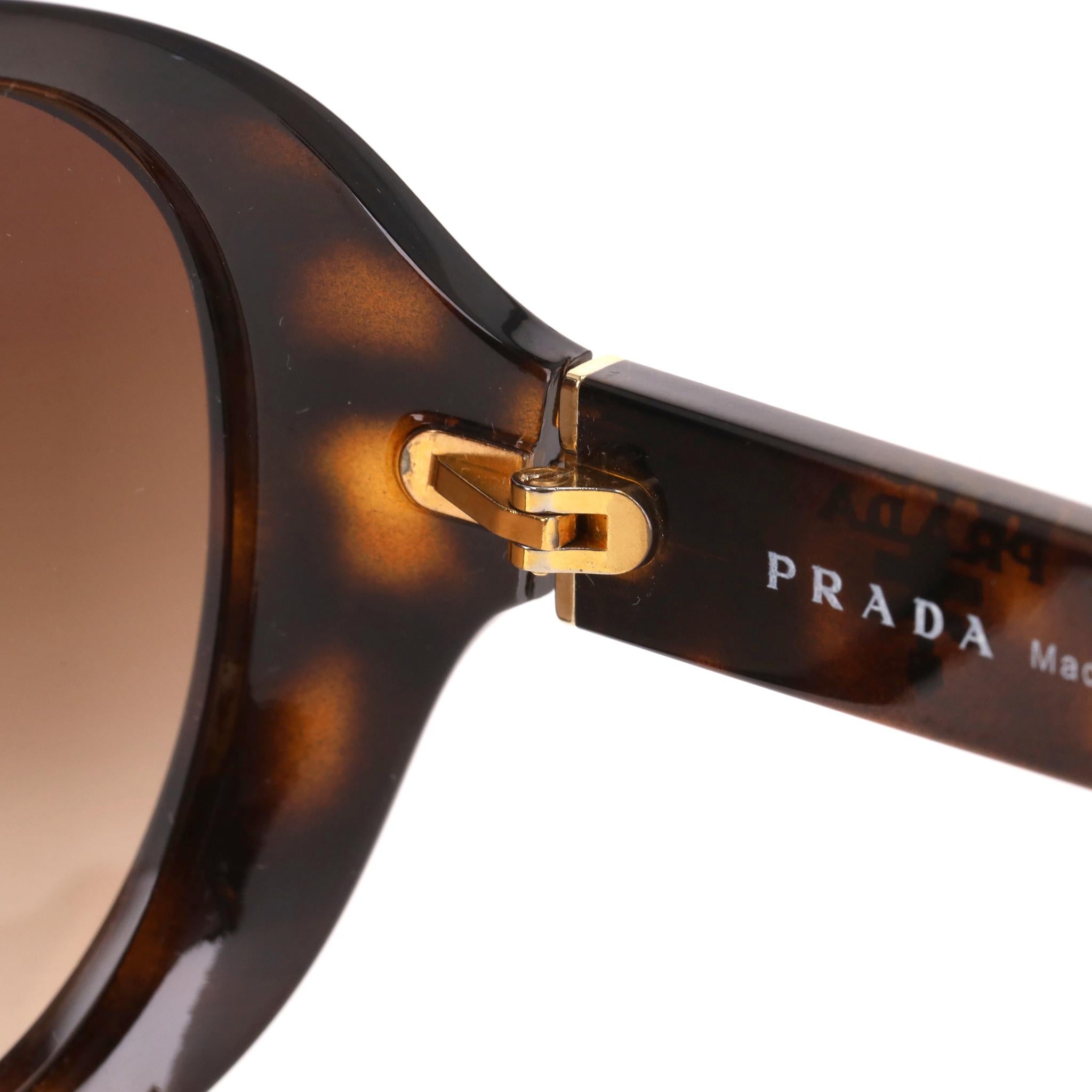 Lunettes de soleil papillon en écaille de Prada en vente 3