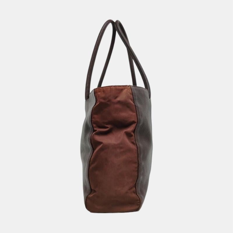Tote di Prada in pelle marrone cioccolato scuro, nylon e hardware nero In condizioni buone in vendita a AUBERVILLIERS, FR