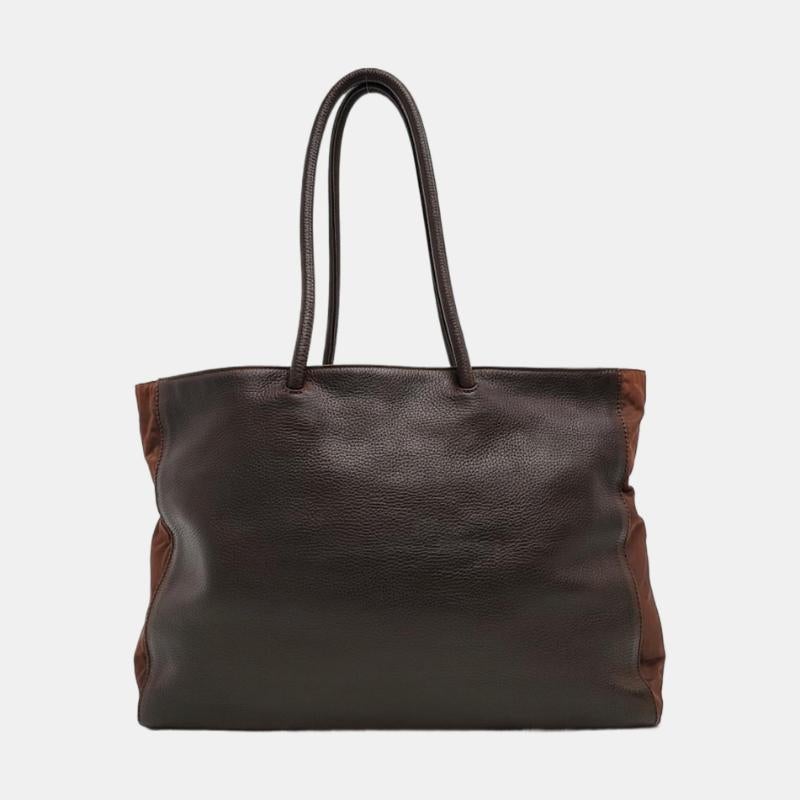 Donna Tote di Prada in pelle marrone cioccolato scuro, nylon e hardware nero in vendita