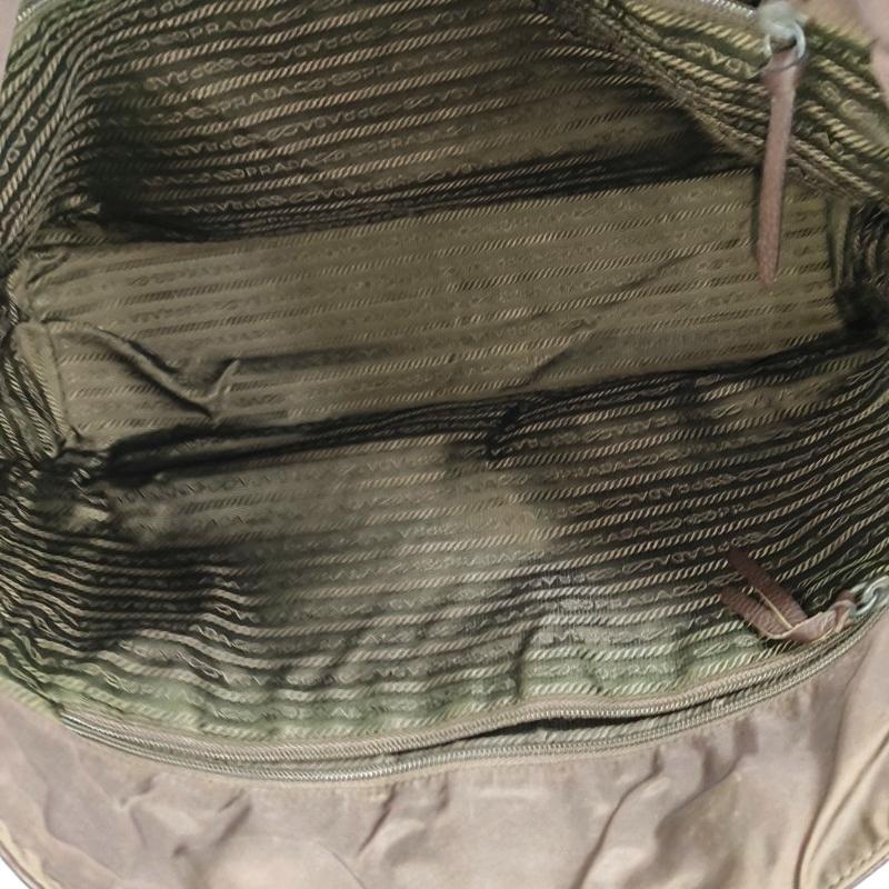 Tote di Prada in pelle marrone cioccolato scuro, nylon e hardware nero in vendita 2