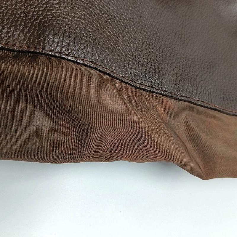 Tote di Prada in pelle marrone cioccolato scuro, nylon e hardware nero in vendita 3