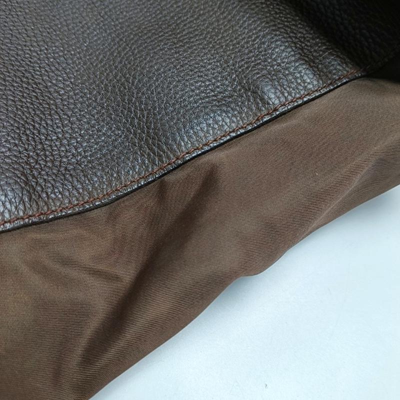 Tote di Prada in pelle marrone cioccolato scuro, nylon e hardware nero in vendita 4