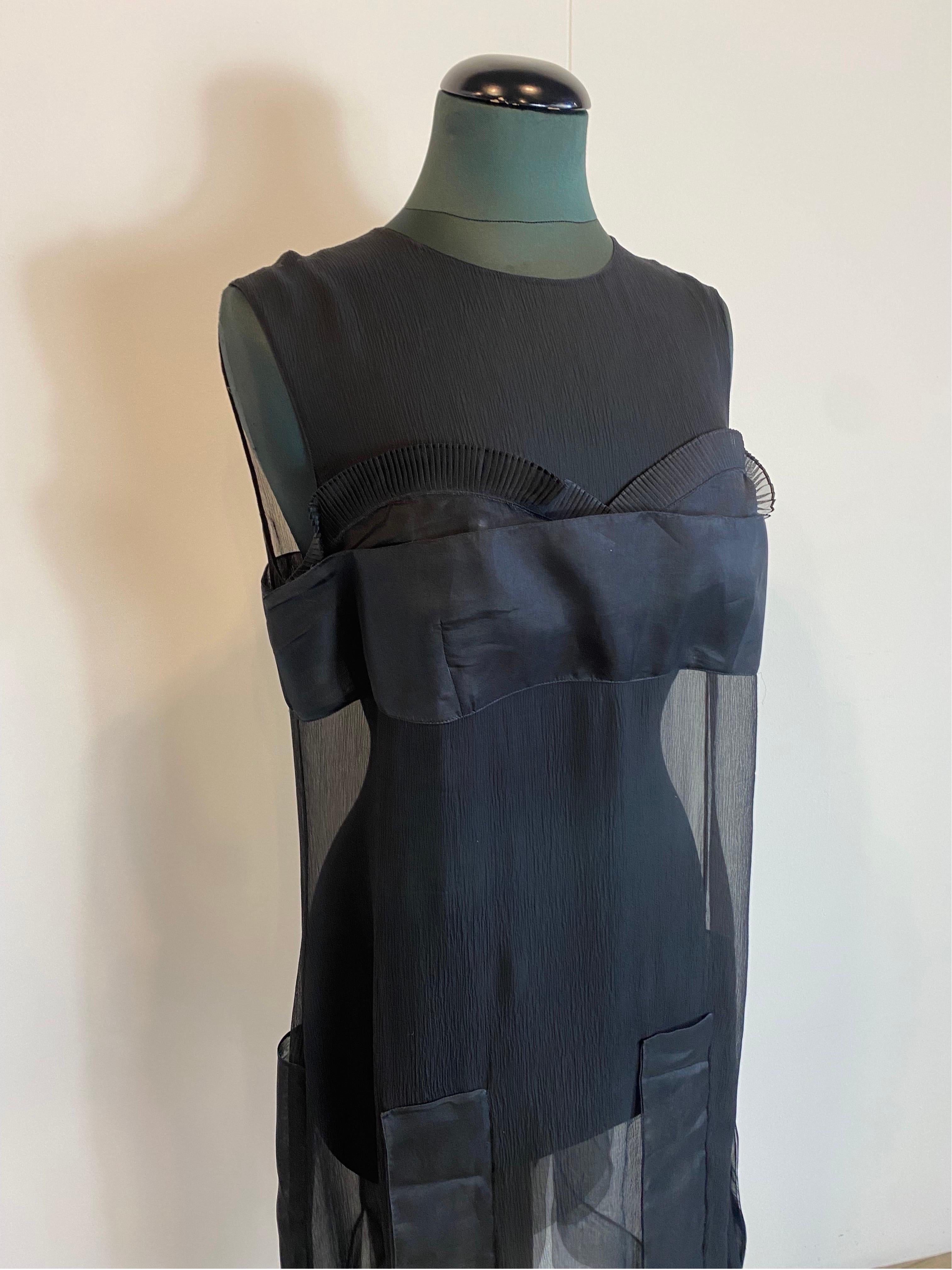 Prada transparent silk dress
In silk, there is no composition label but we think it is silk.
Size not reported but we think it is an Italian 42-44.
Very particular transparent with black satin inserts.
Zip on the back.
Shoulders 37
Length 110
Breast