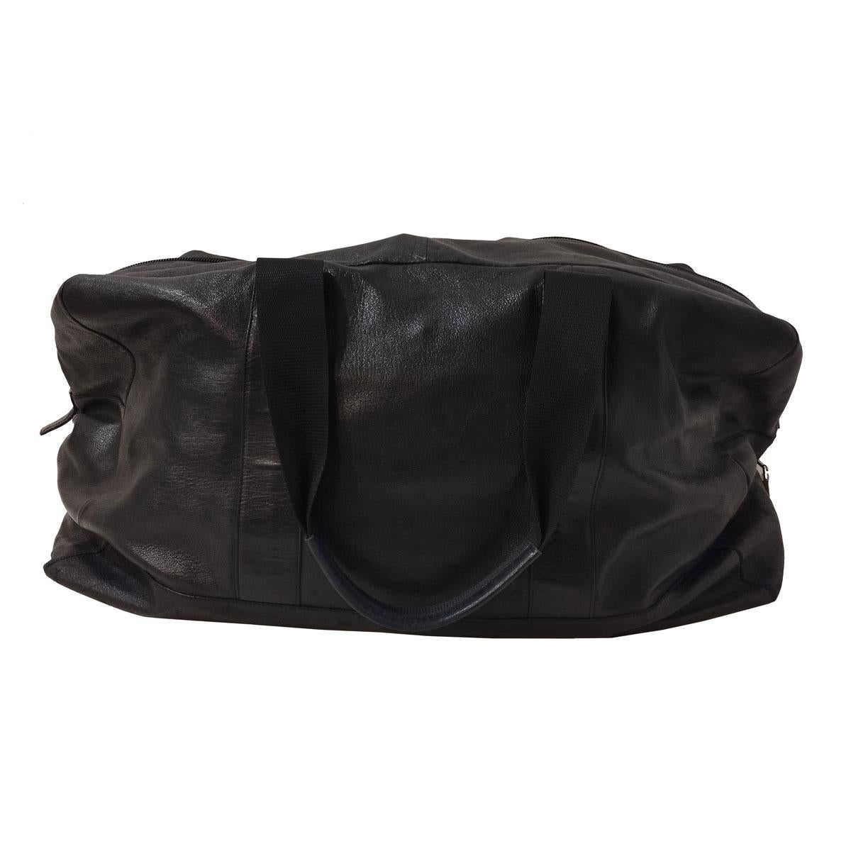 Travel bag
Great dimensions travel bag
Leather
Black color
Two handles
Zip closure
Internal large zip pocket
With locker, but no keys
Cm 58 x 30 x 35 (22,8 x 11,8 x 13,77 inches)
Fair conditions, many signs on leather and general usage
Express