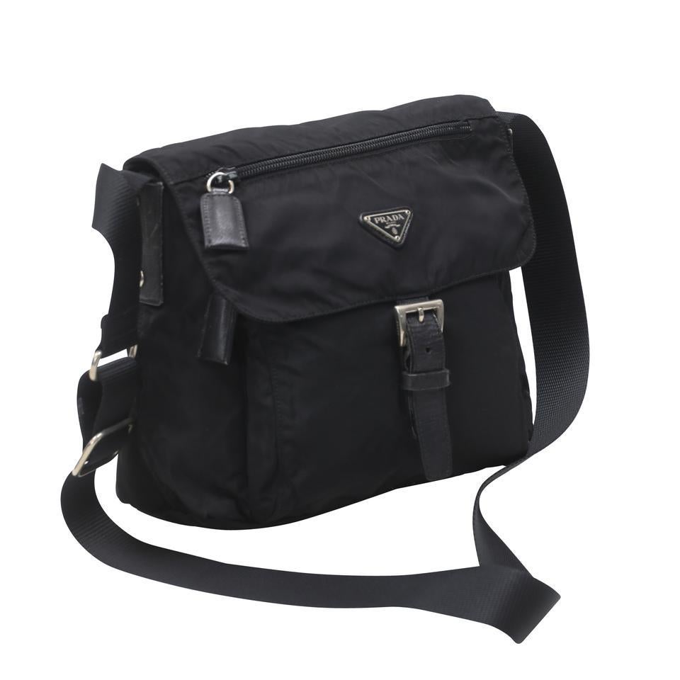 Die Prada Black Nylon Medium Messenger Bag ist die perfekte Tasche für jeden Tag und bietet Platz für alle wichtigen Dinge des Alltags. Sie besteht aus strapazierfähigem Nylon mit Details aus Saffiano-Leder und einem langen, verstellbaren Riemen,