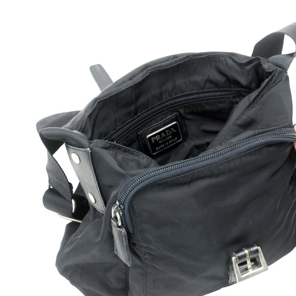 Prada Travel MM Nylon-Umhängetasche PR-0928P-0011 im Zustand „Gut“ in Downey, CA