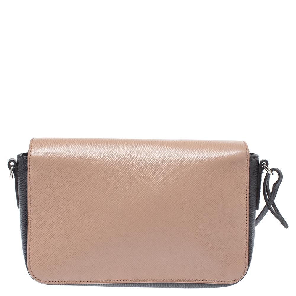 Prada is known for its elegant luxury, and this bag epitomizes the style it has become famous for. Beautiful saffiano leather has been used to craft this bag. It comes in subtle hues and features a front flap with push lock closure. It opens to a