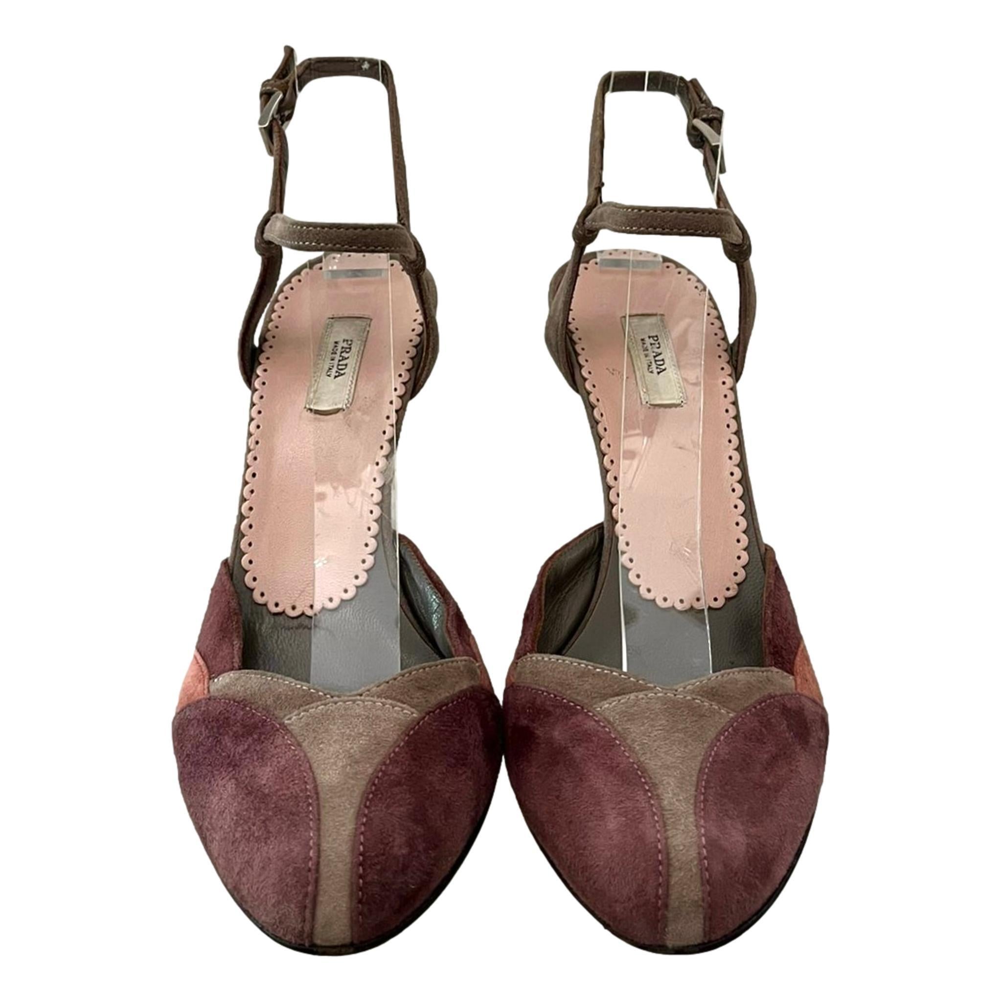 Prada Tri-Colour Suede Slingback Pumps

Cool brown heels crafted in suede with tri-colour design in burgundy and coral.

Featuring round toe, stiletto heel and buckled strap ankle fastening.

Leather lining and insoles.

Size – 35

Condition – Very