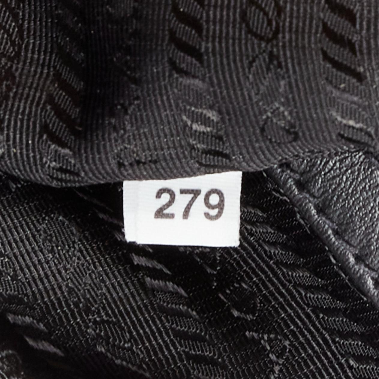 PRADA Sac à bandoulière messager en cuir texturé noir avec grand logo en vente 7