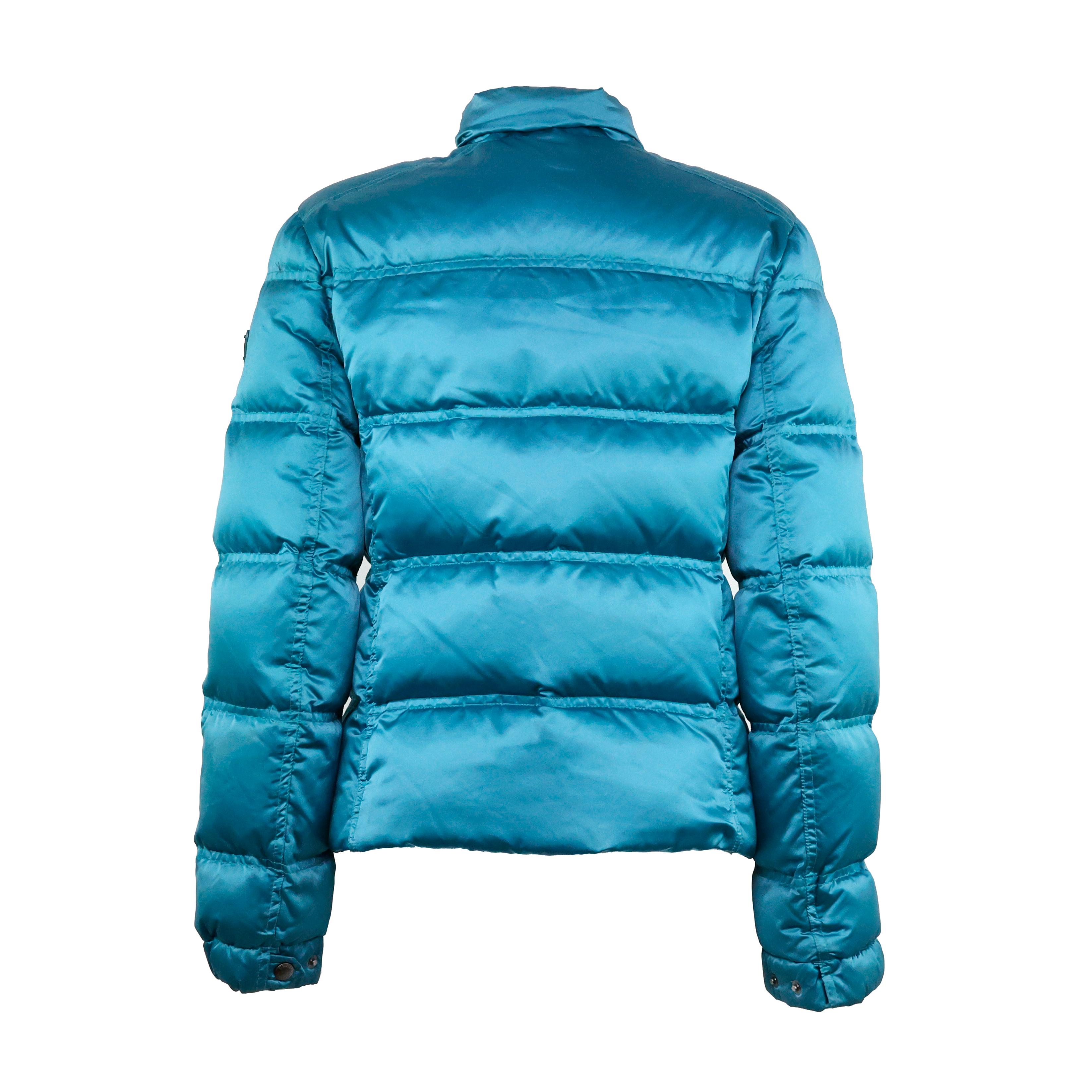 Prada puffer jacket in satin and goose down color turquoise, with removable hood. Size 40 IT.

Condition:
Really good.

Packing/accessories:
Hanger, extra replacement buttons.