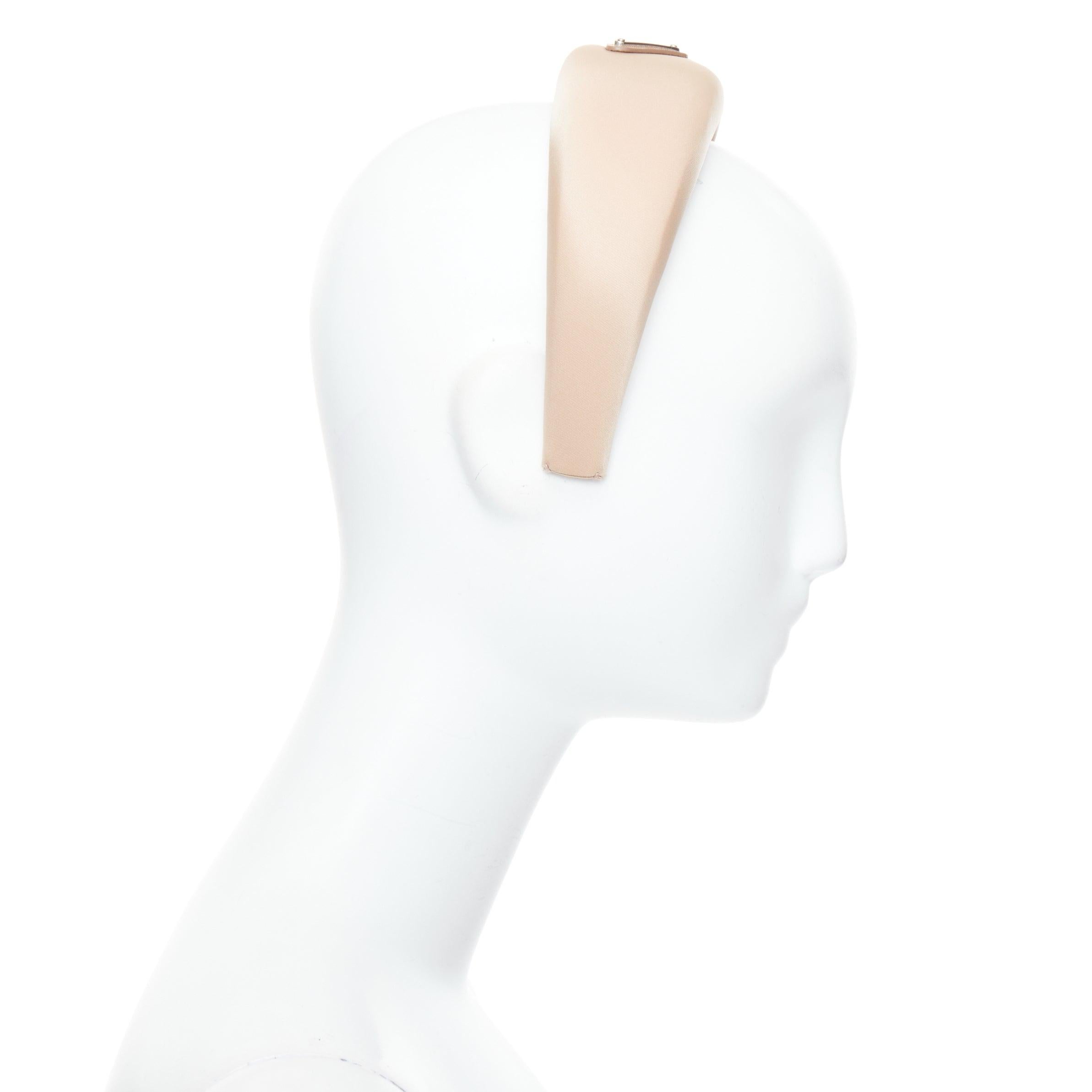 PRADA Triangle Metal Logo beige satin puffy Alice headband Excellent état - En vente à Hong Kong, NT