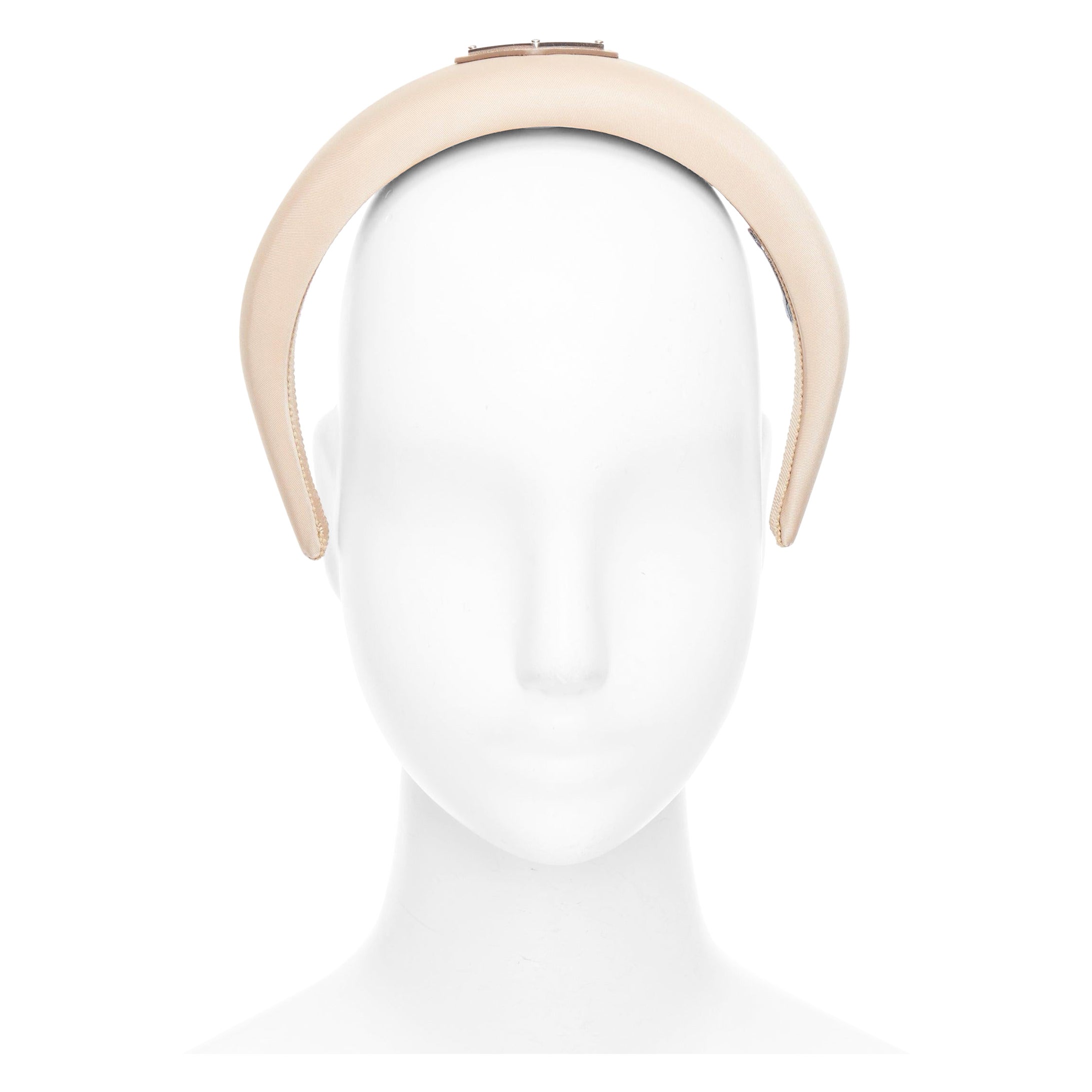 PRADA Fascia Alice a triangolo con logo in metallo e raso beige