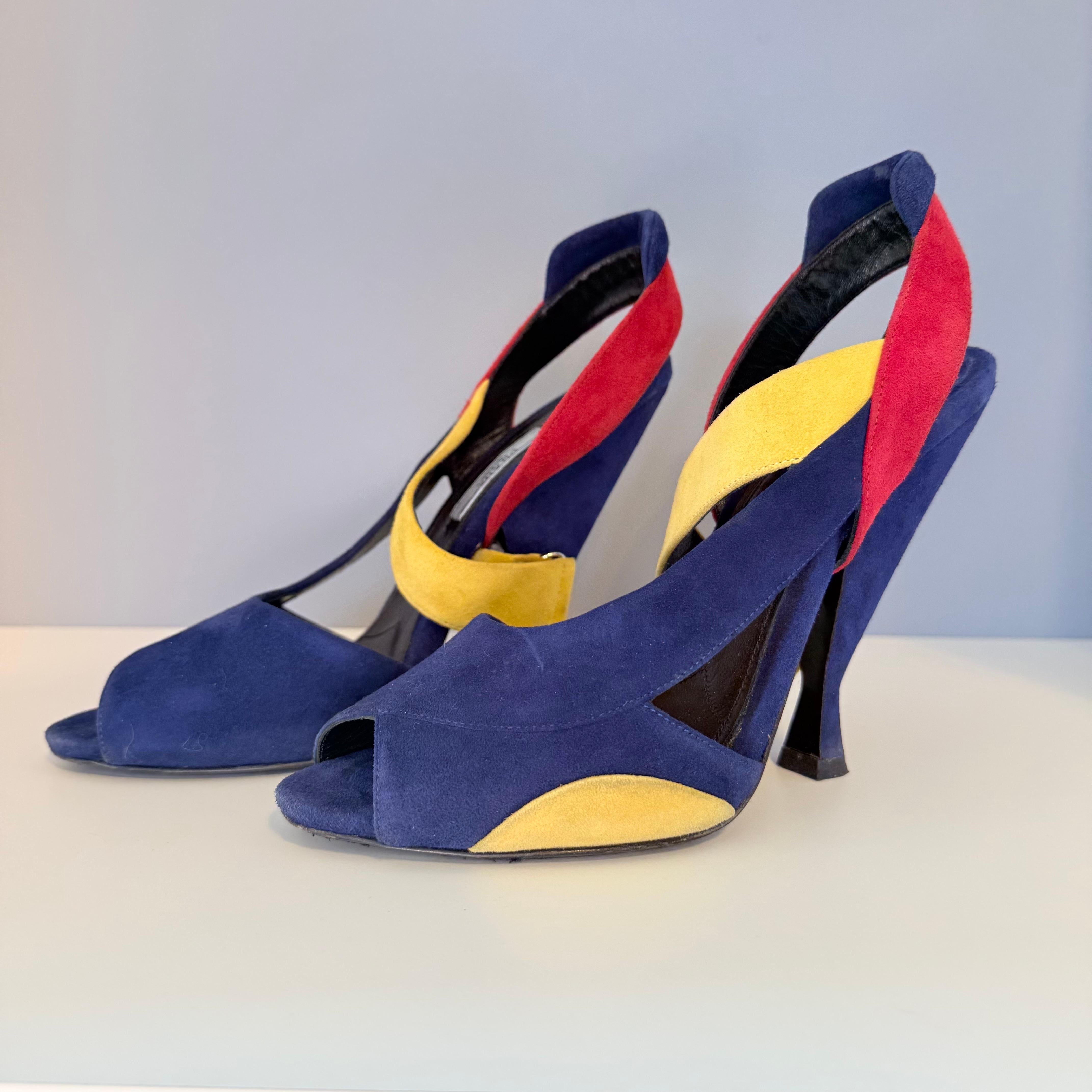 De belles et joyeuses sandales de Prada
Suède
Tricolore (bleu, rouge et jaune)
Hauteur du talon cm 12 (4.72 inches)
Livraison express mondiale incluse dans le prix !
Vos questions/messages d'intérêt sont les bienvenus.