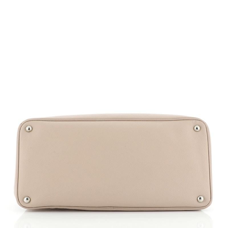 Prada Turnlock Cuir Zwillingstasche Saffiano Leder Medium im Zustand „Gut“ in NY, NY