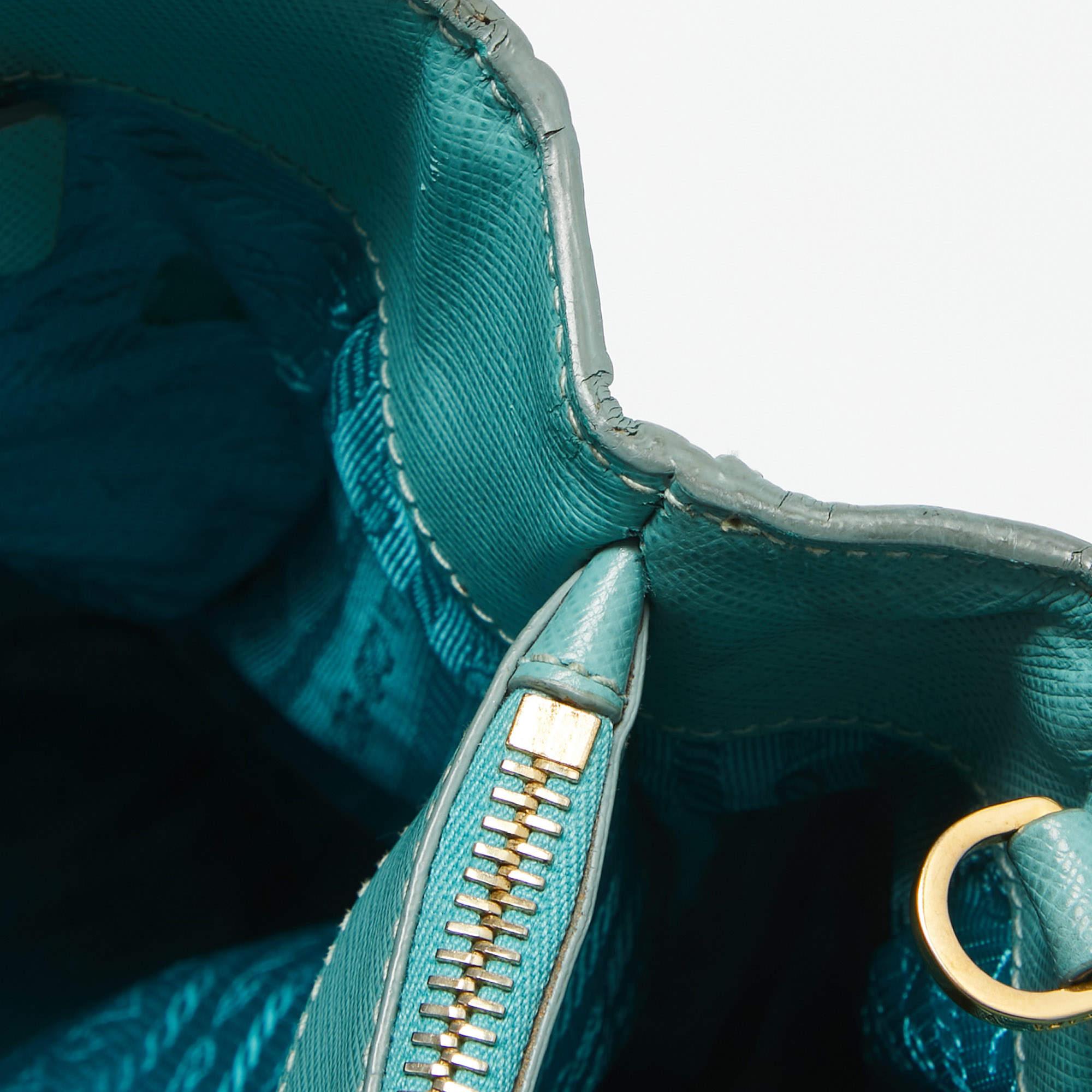 Prada - Fourre-tout moyen à fermeture éclair en cuir Saffiano bleu turquoise en vente 11
