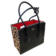 Prada Twin Pocket Tote Pelle nera e pannelli laterali in pelo di pony con stampa leopardata