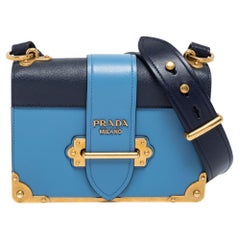 Prada Zweifarbige blaue Cahier-Umhängetasche aus Saffiano-Leder