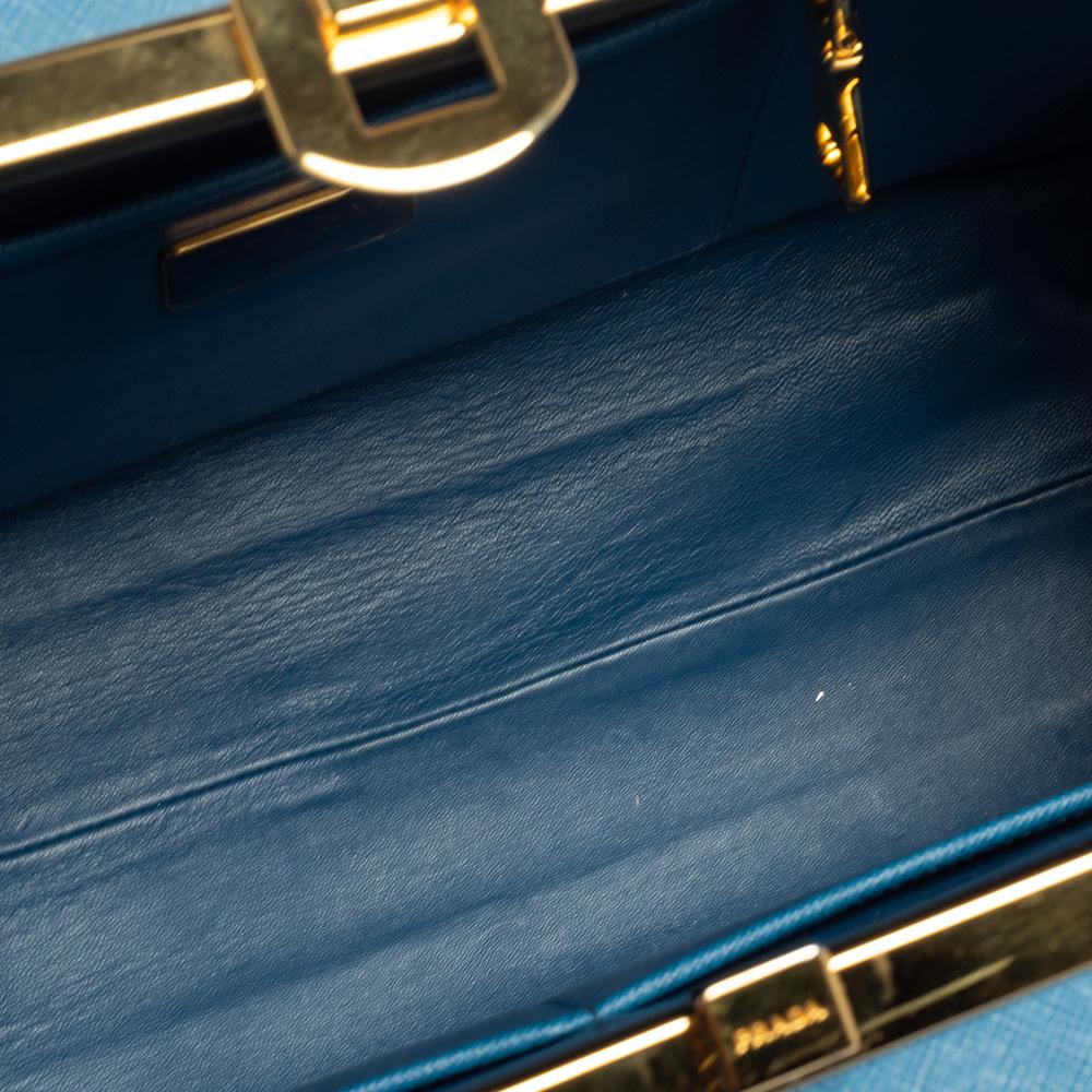 Prada Cartera con Marco Piramidal de Piel Saffiano Lux Azul en Dos Tonos 6
