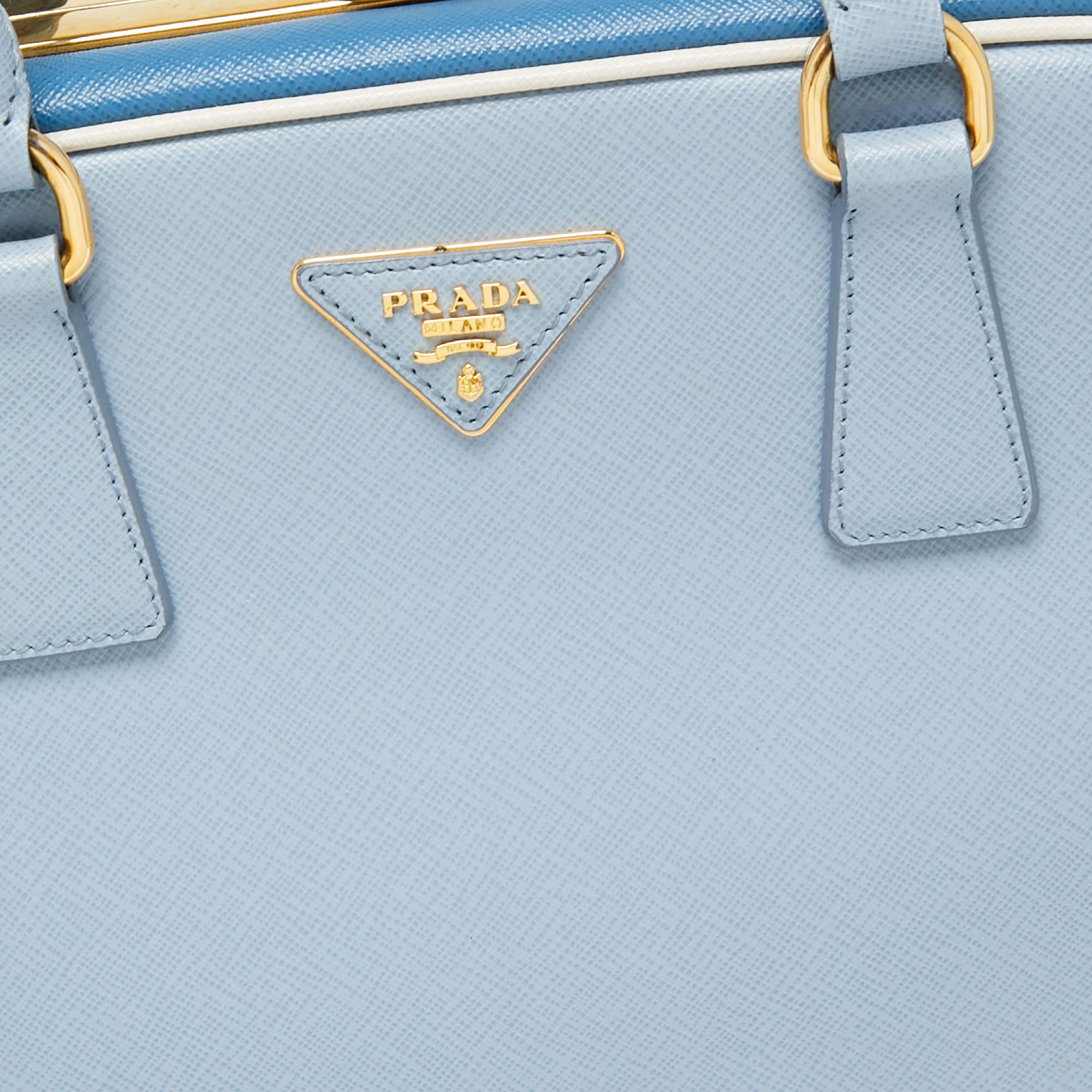 Prada - Sacoche à cadre pyramidal en cuir Saffiano Lux bicolore bleu 7